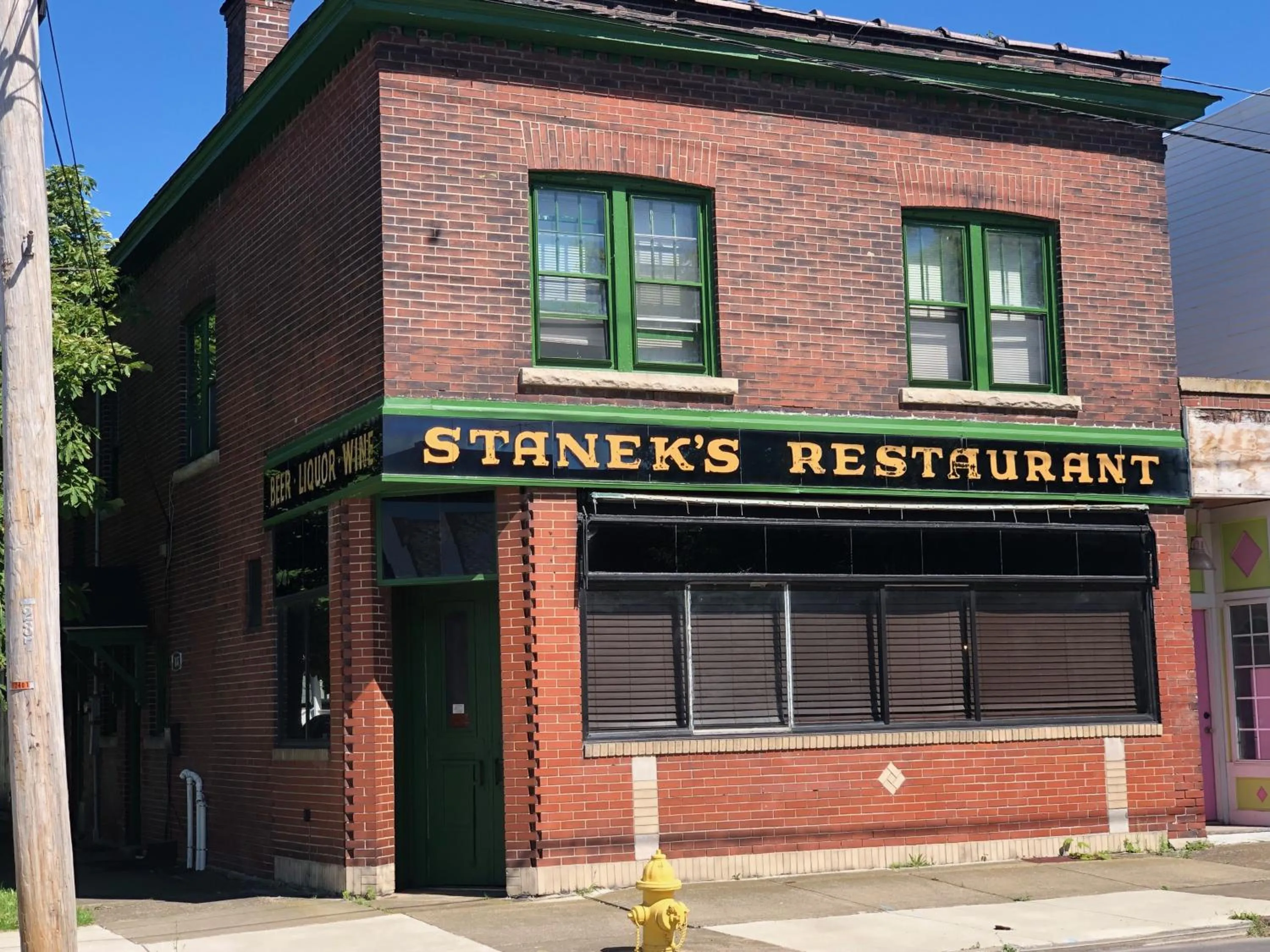 Day in The Pub- 8BR Free Parking, Minutes From Falls & Casino