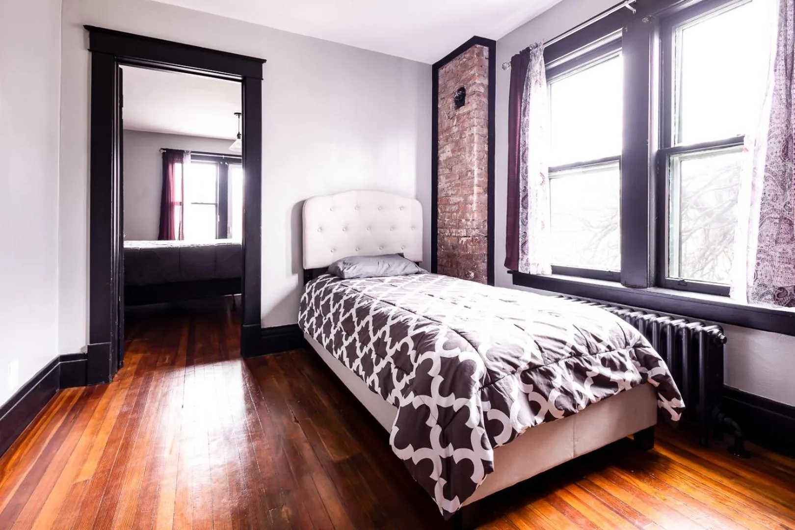 Bed in The Pub- 8BR Free Parking, Minutes From Falls & Casino