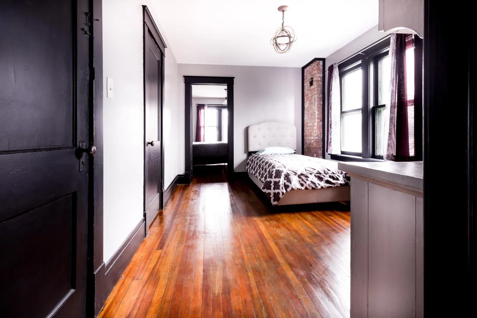 Bed in The Pub- 8BR Free Parking, Minutes From Falls & Casino