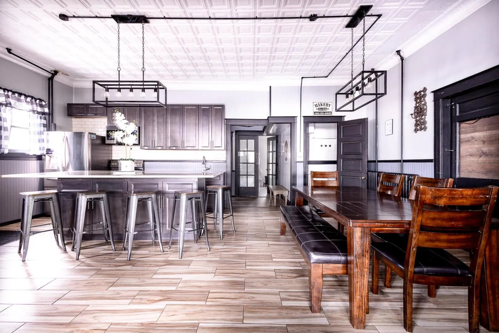 The Pub- 8BR Free Parking, Minutes From Falls & Casino