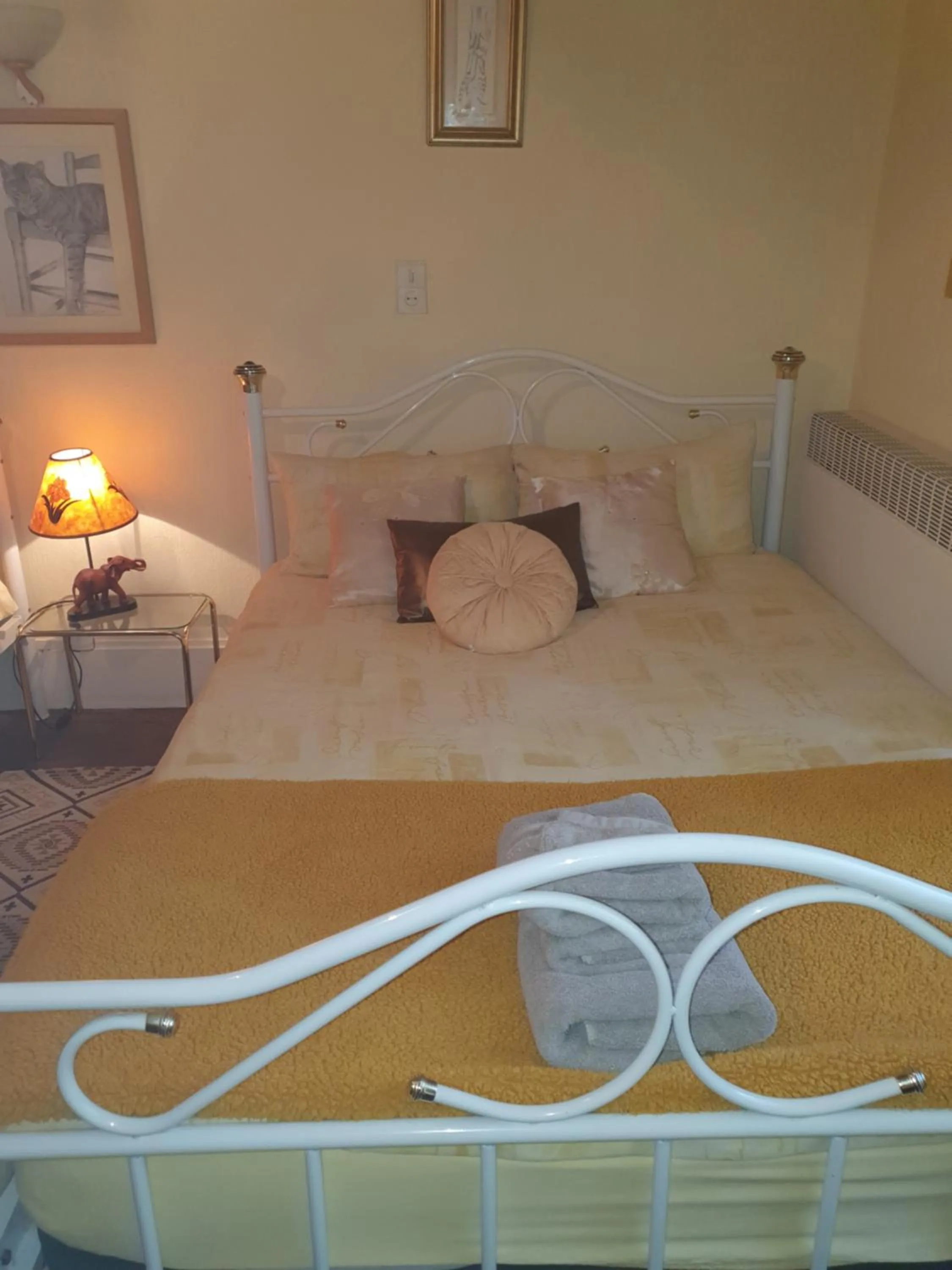 Bed in Sunset House Chambres de Hotes