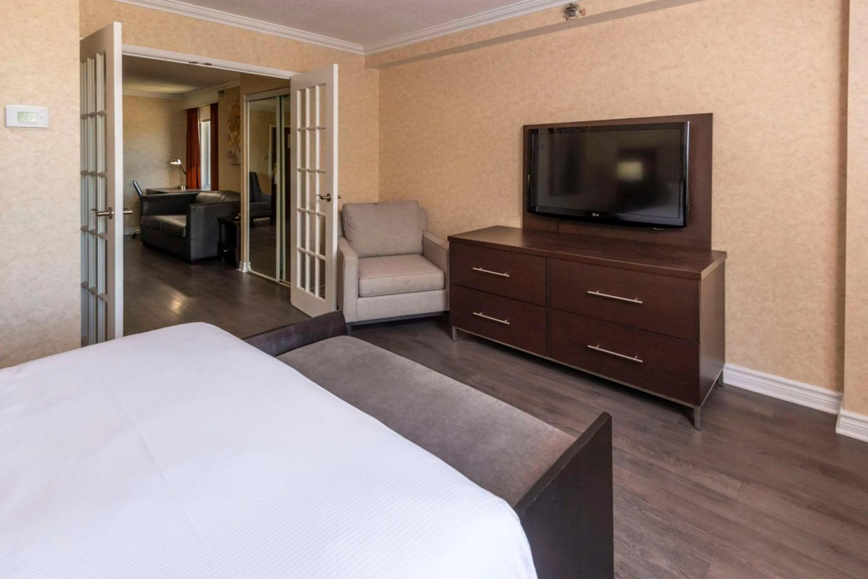 Bedroom, Bed in Chateau Cartier Hotel & Resort, an Ascend Collection Resort