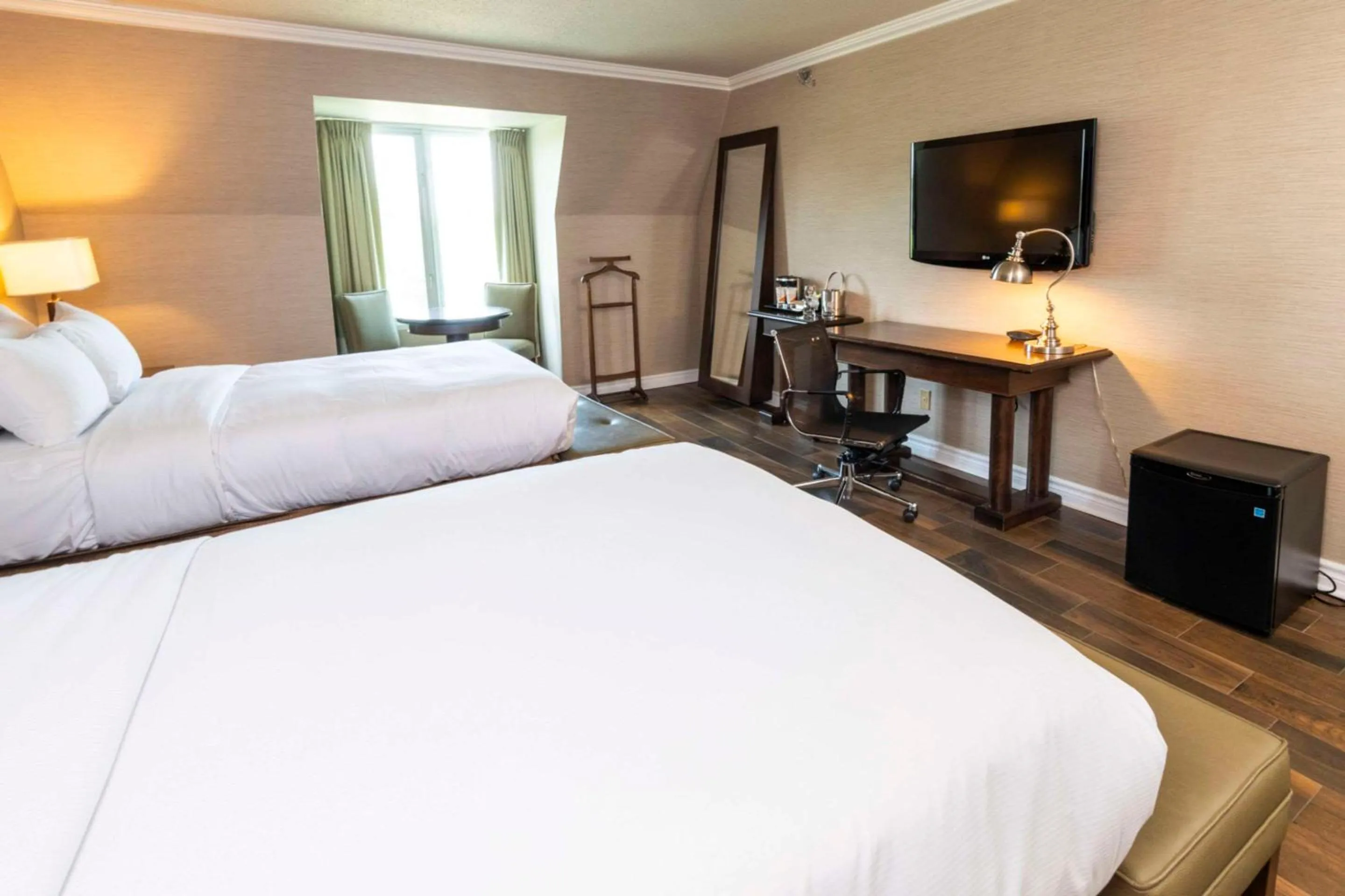 Bedroom, Bed in Chateau Cartier Hotel & Resort, an Ascend Collection Resort