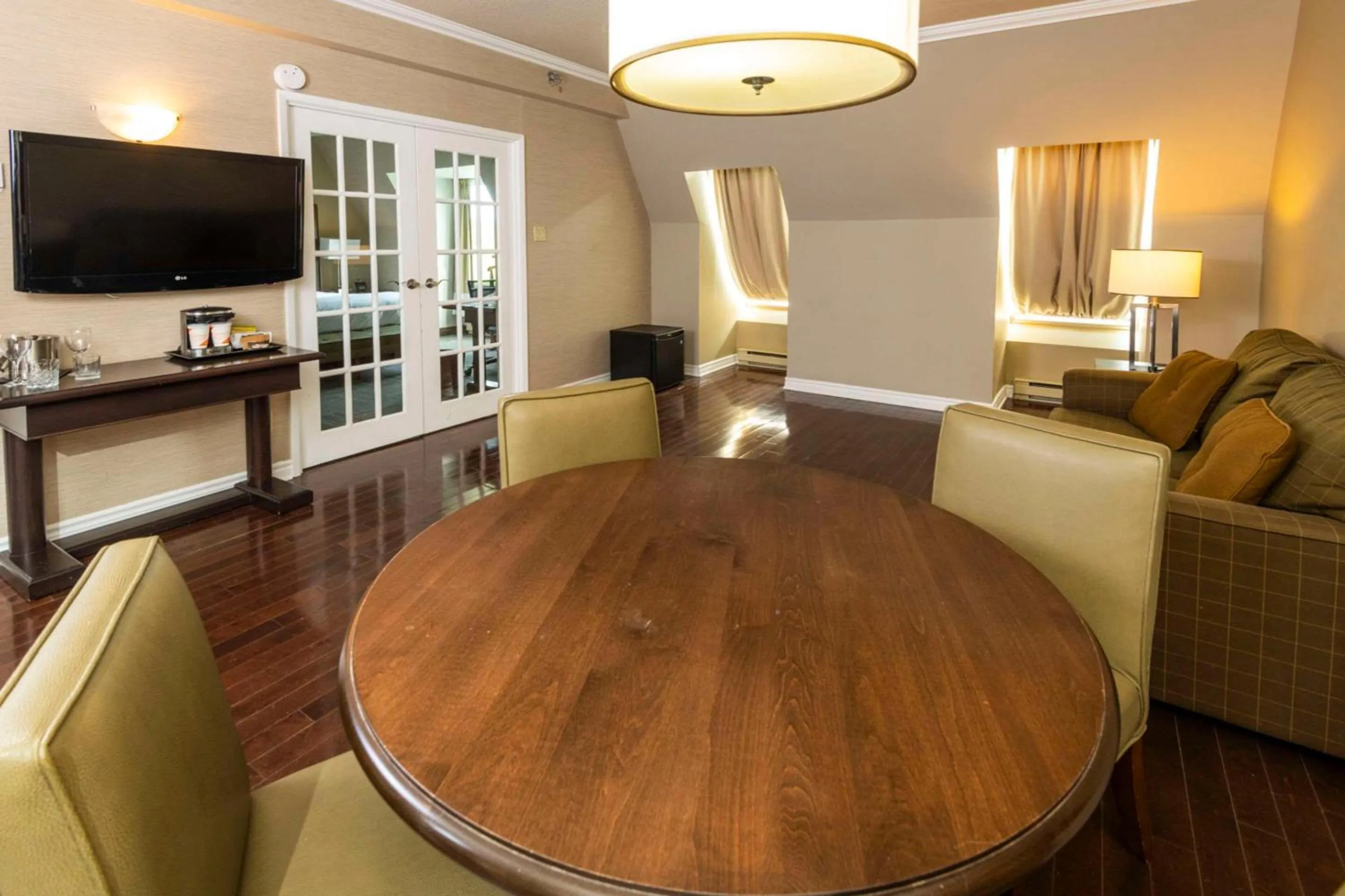 Bedroom in Chateau Cartier Hotel & Resort, an Ascend Collection Resort