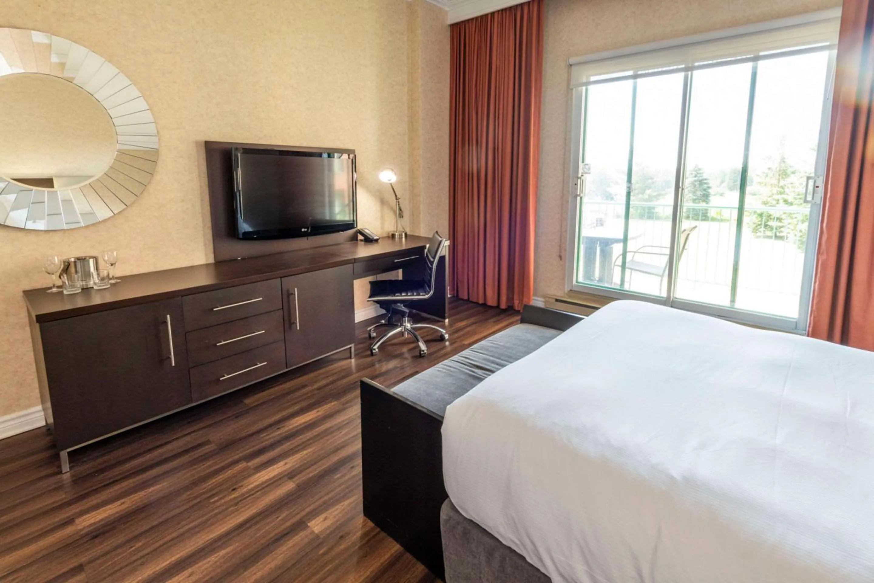 Bedroom, Bed in Chateau Cartier Hotel & Resort, an Ascend Collection Resort