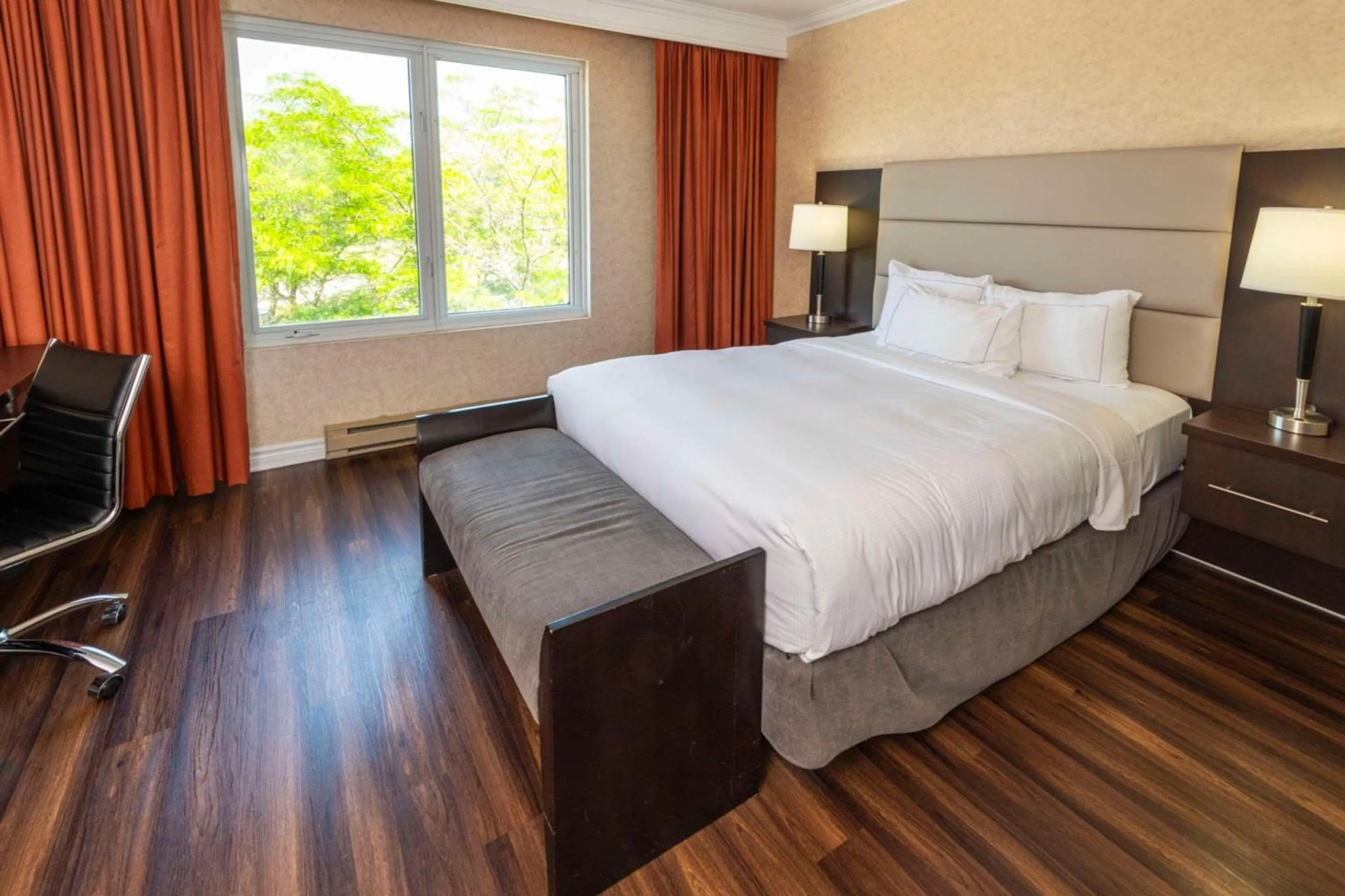 Bedroom, Bed in Chateau Cartier Hotel & Resort, an Ascend Collection Resort