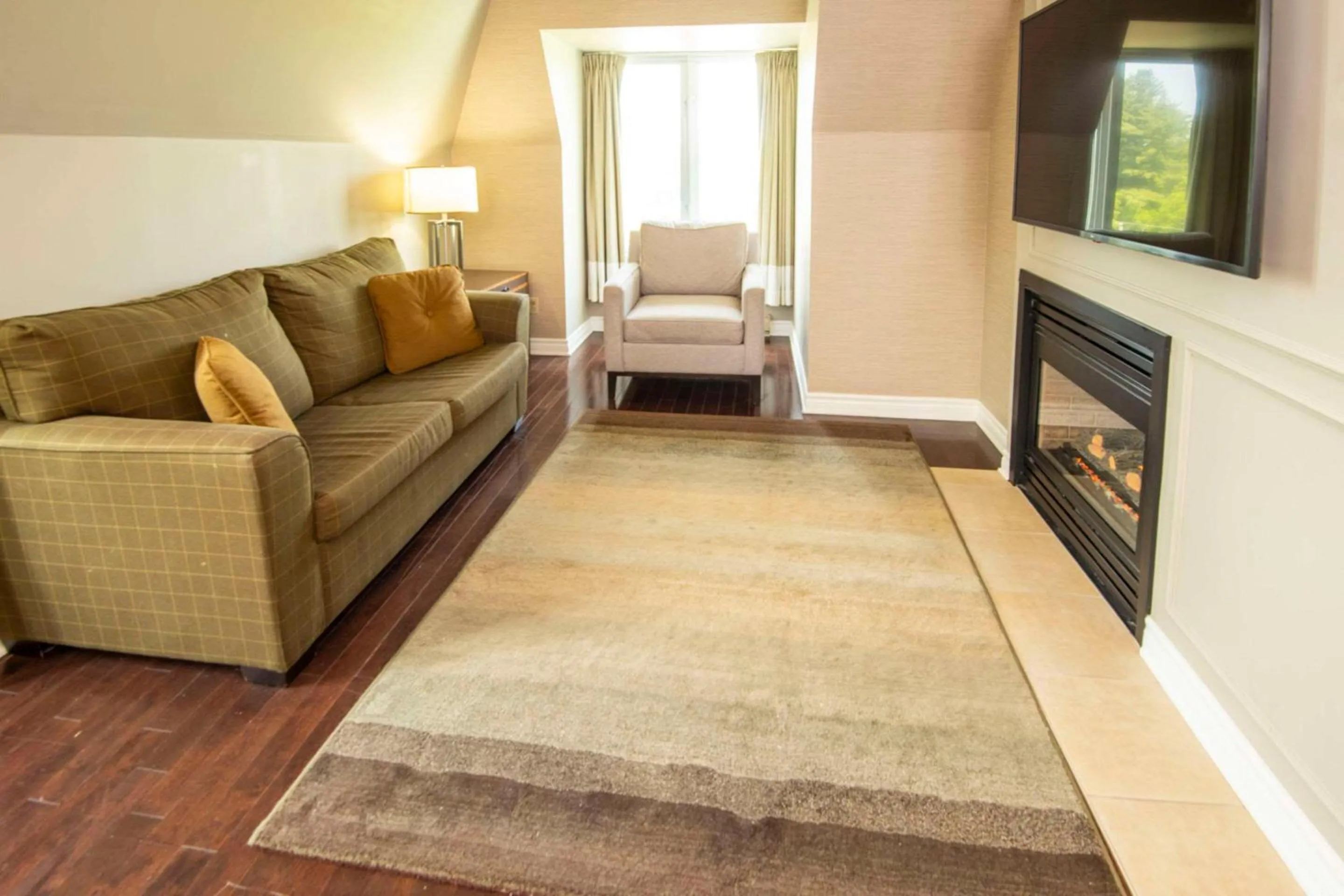 Bedroom in Chateau Cartier Hotel & Resort, an Ascend Collection Resort