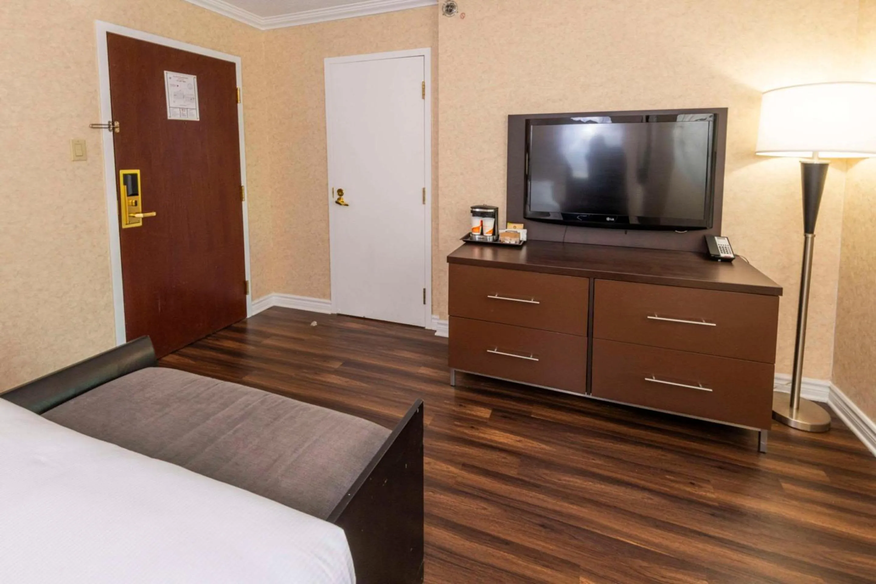 Bedroom, Bed in Chateau Cartier Hotel & Resort, an Ascend Collection Resort