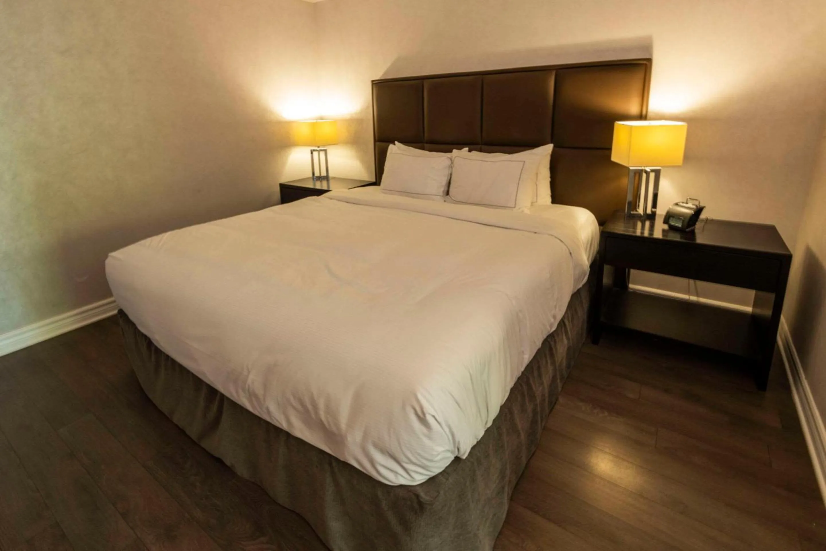 Bedroom, Bed in Chateau Cartier Hotel & Resort, an Ascend Collection Resort