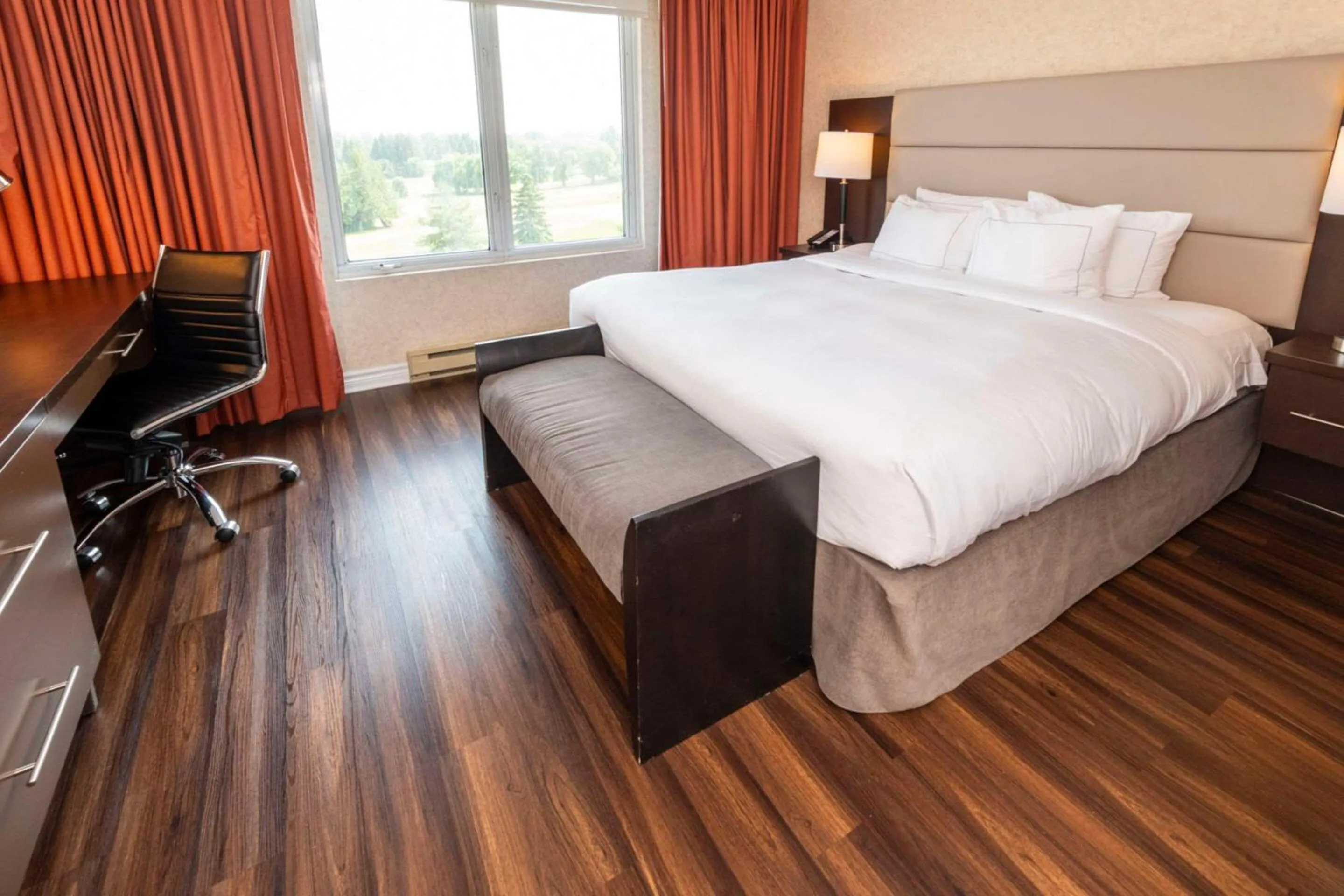 Bedroom, Bed in Chateau Cartier Hotel & Resort, an Ascend Collection Resort