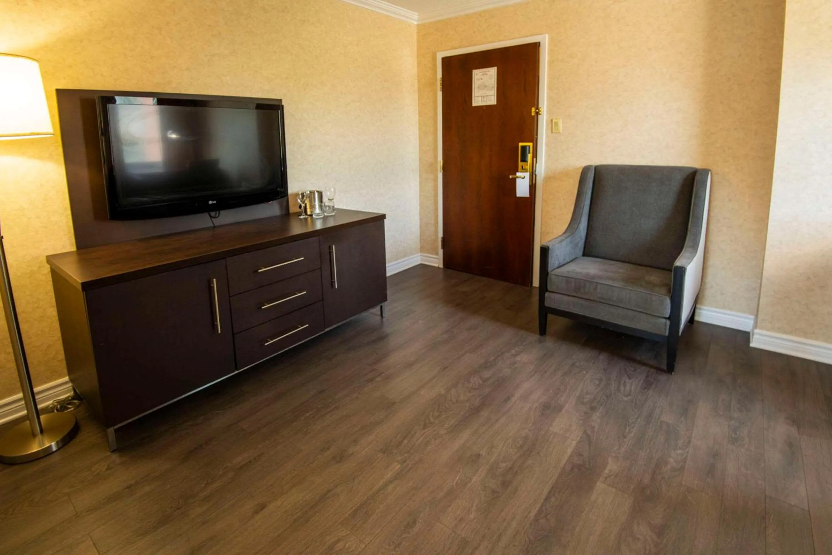 Bedroom in Chateau Cartier Hotel & Resort, an Ascend Collection Resort