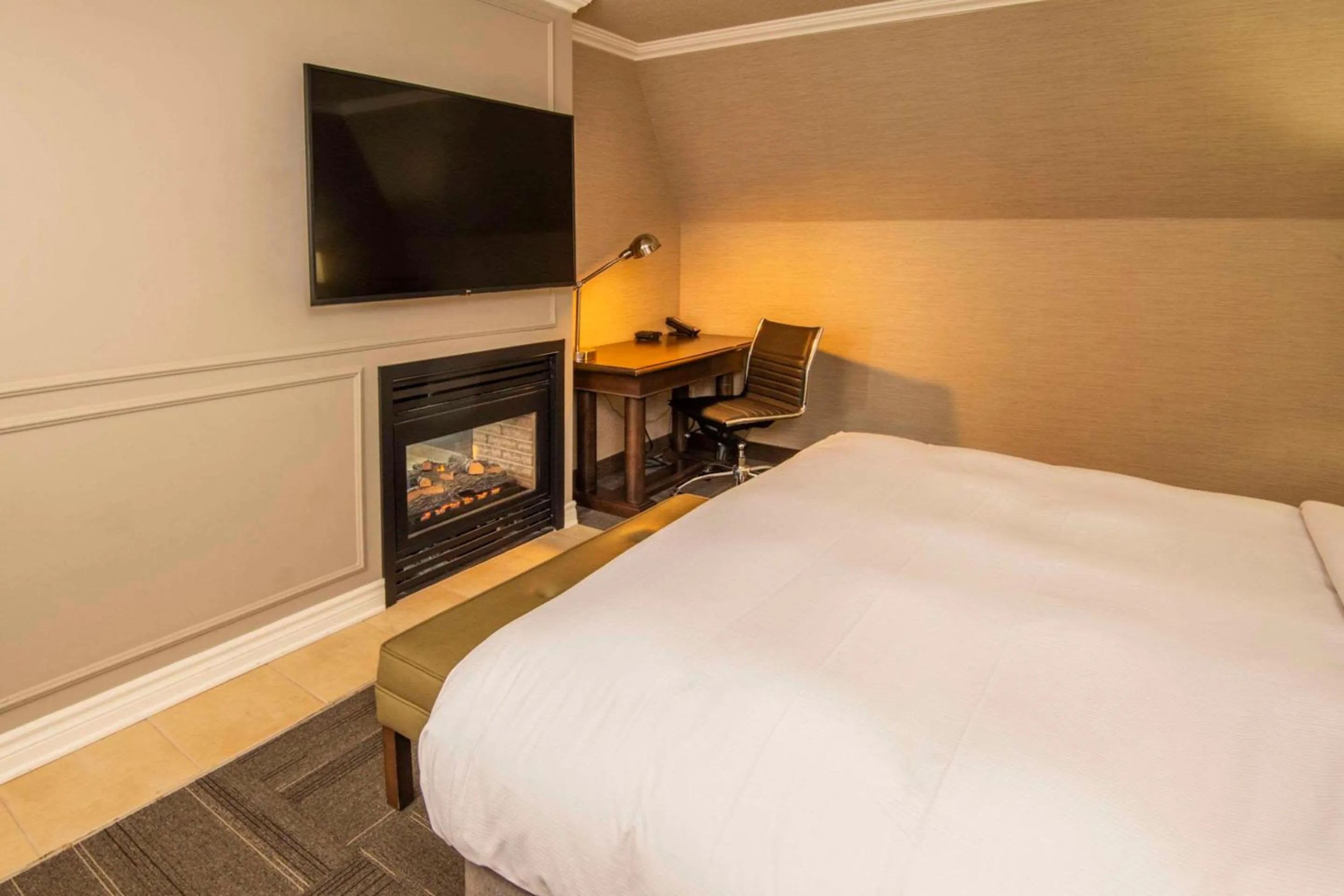 Bedroom, Bed in Chateau Cartier Hotel & Resort, an Ascend Collection Resort