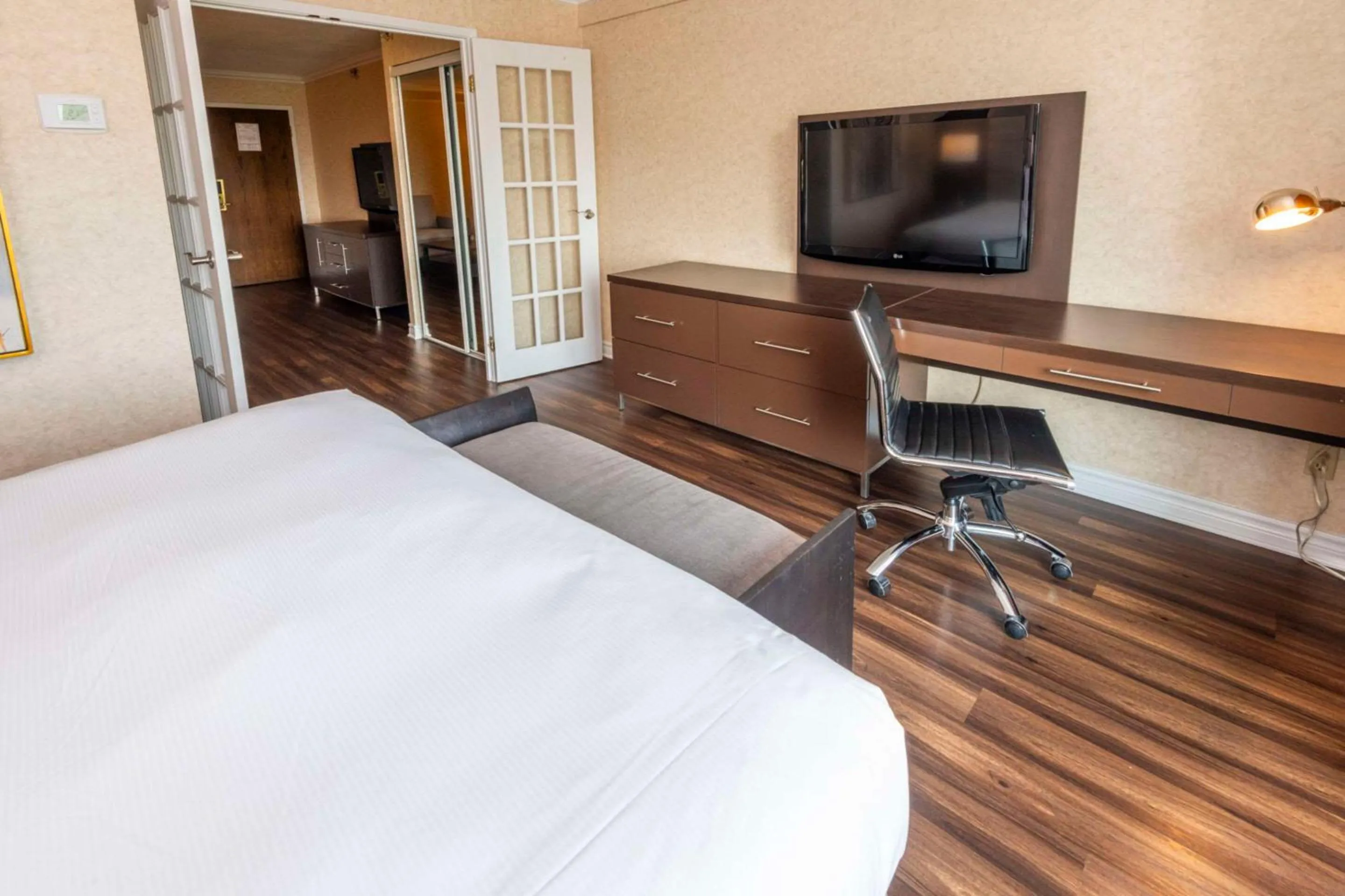 Bedroom, Bed in Chateau Cartier Hotel & Resort, an Ascend Collection Resort