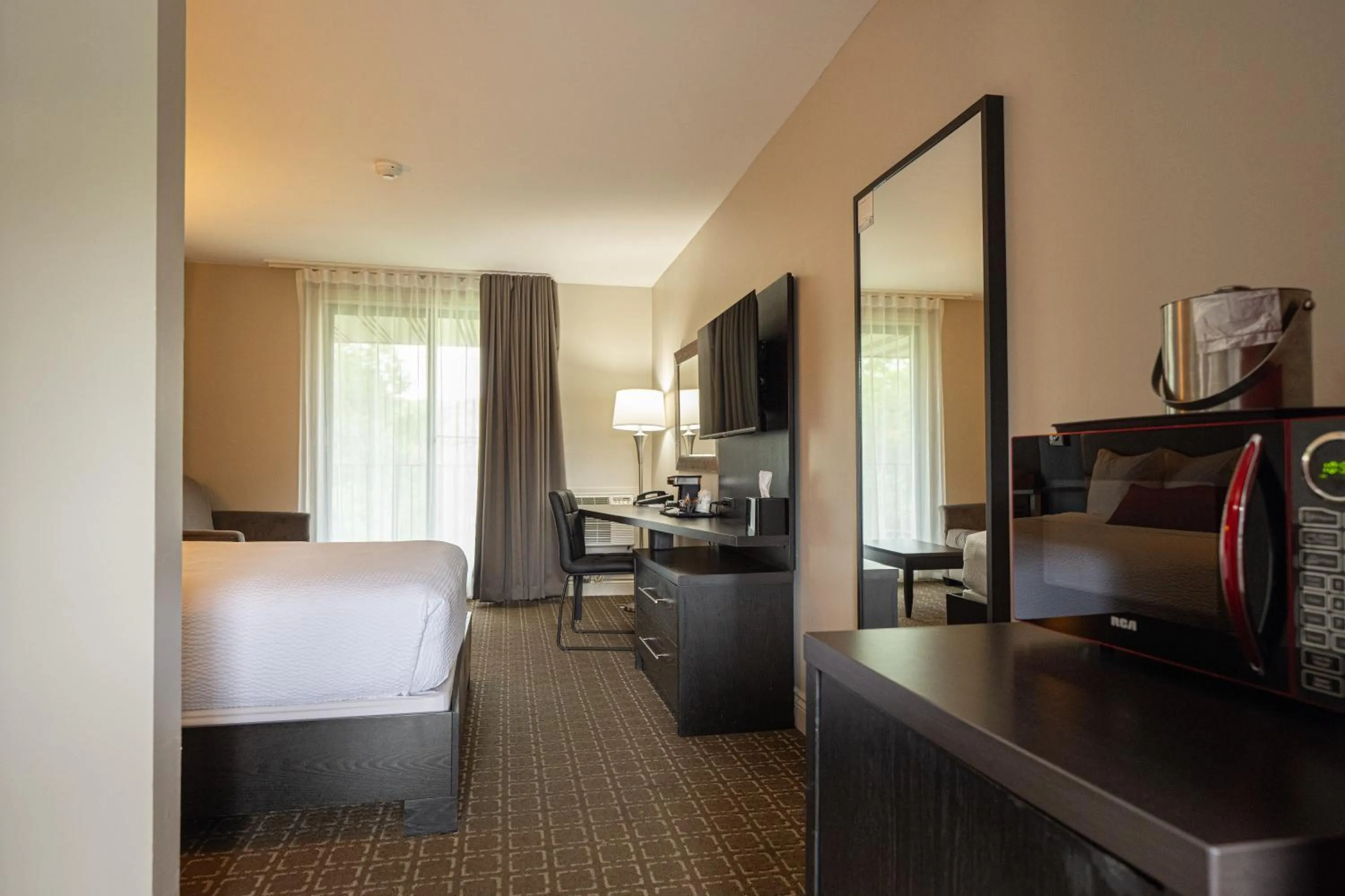 Bedroom, Bed in Ramada by Wyndham Ottawa On The Rideau