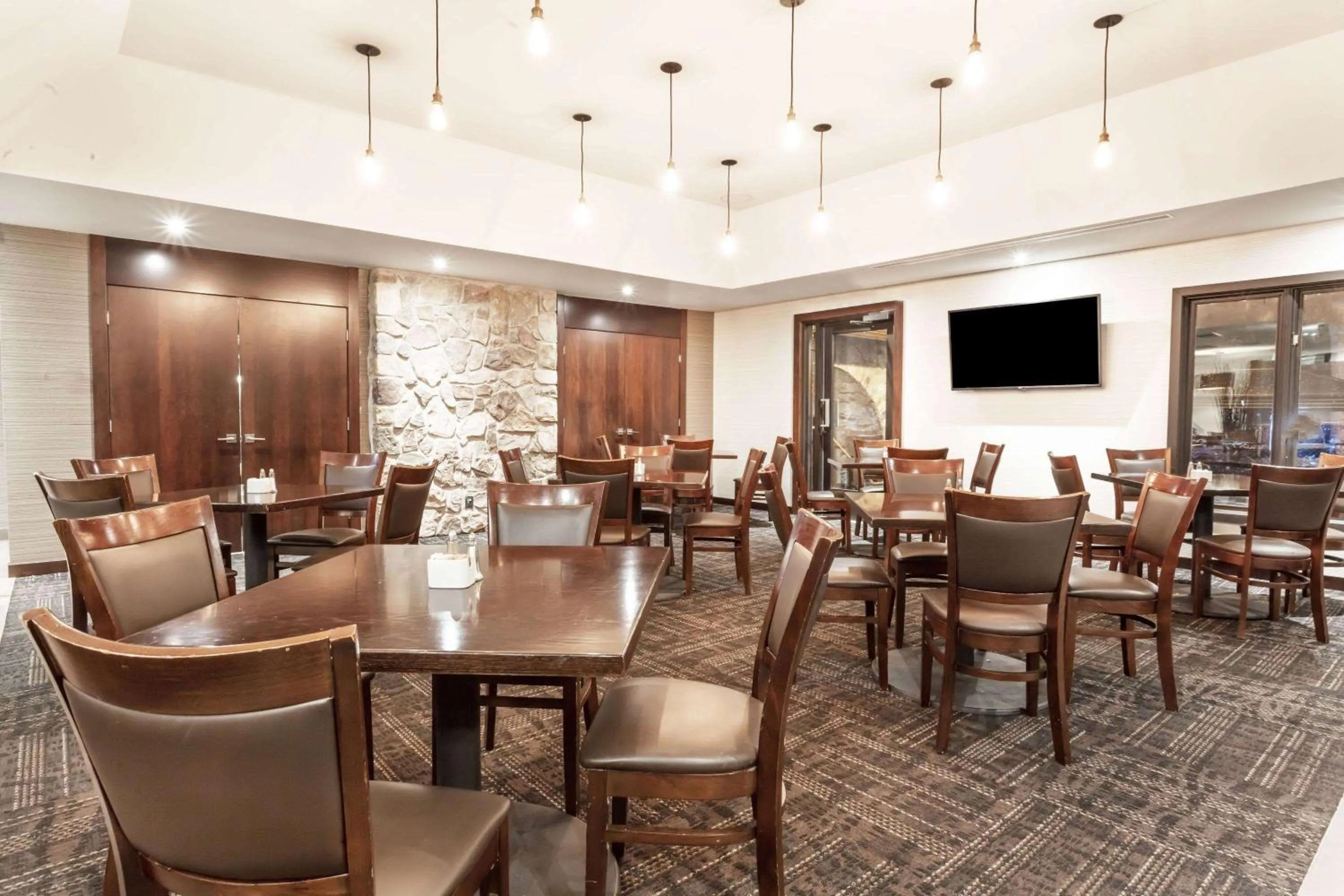 Restaurant/places to eat in Ramada by Wyndham Ottawa On The Rideau