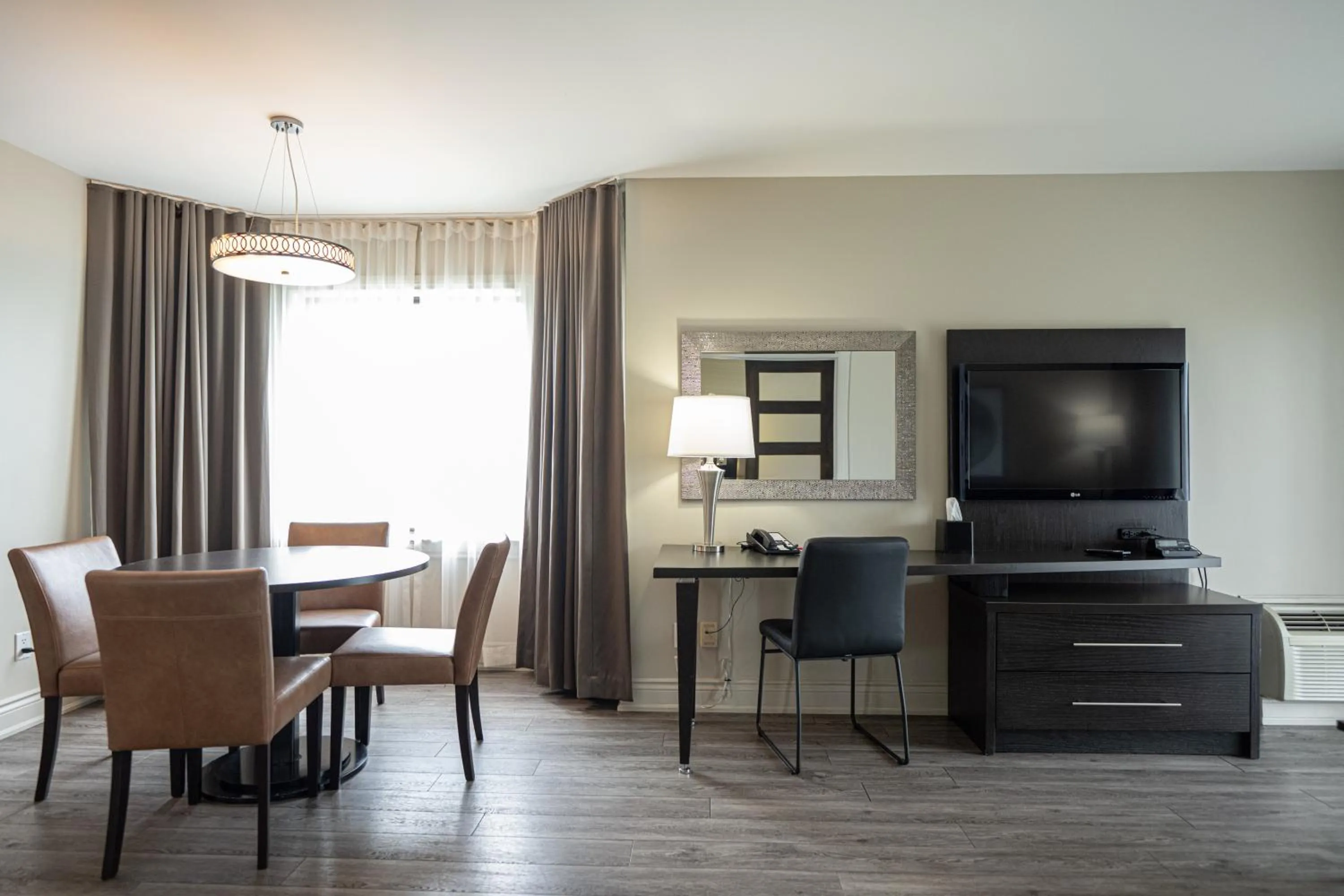 Seating area in Ramada by Wyndham Ottawa On The Rideau