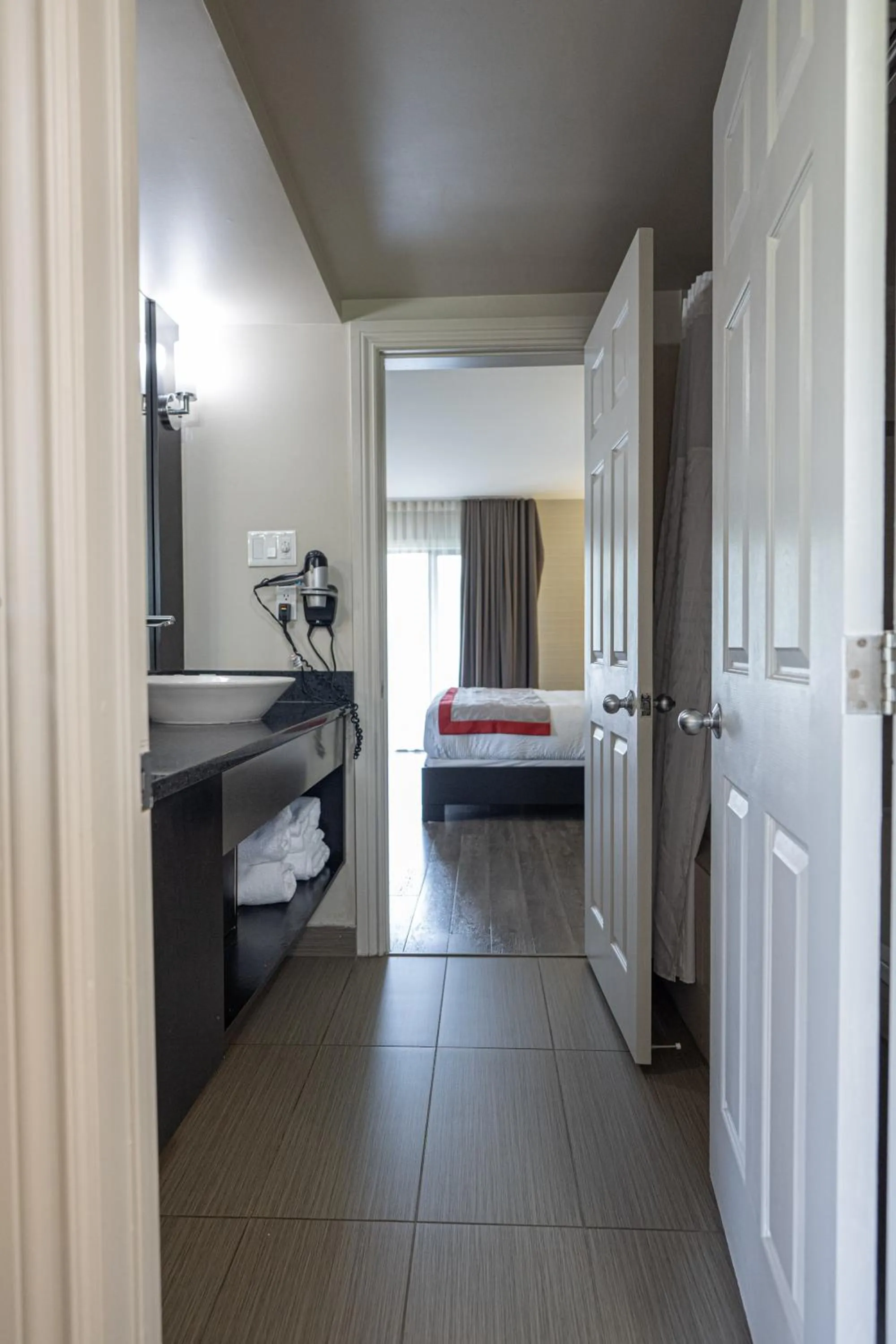 Bathroom, Bed in Ramada by Wyndham Ottawa On The Rideau