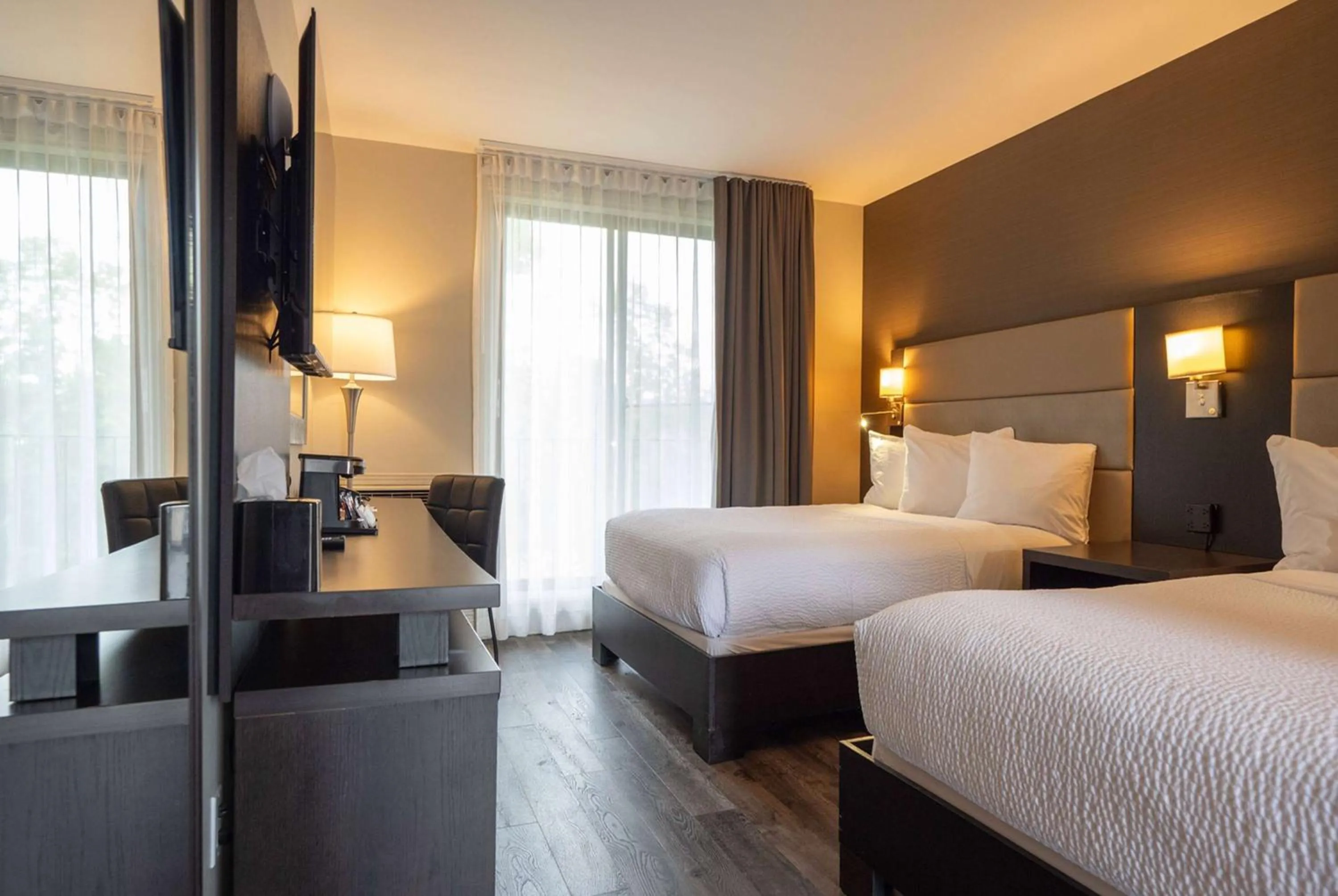 Photo of the whole room, Bed in Ramada by Wyndham Ottawa On The Rideau