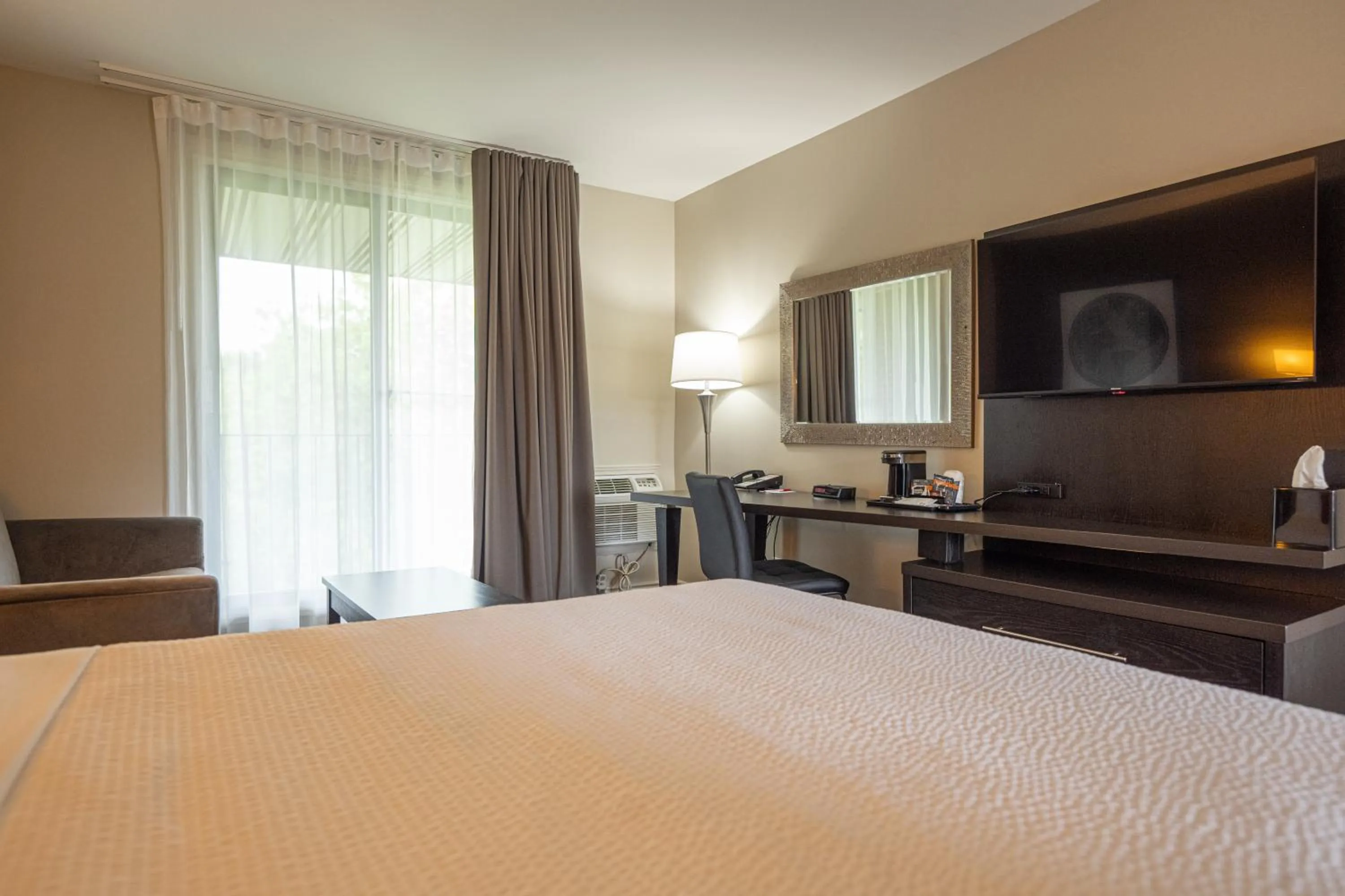 Bedroom, Bed in Ramada by Wyndham Ottawa On The Rideau