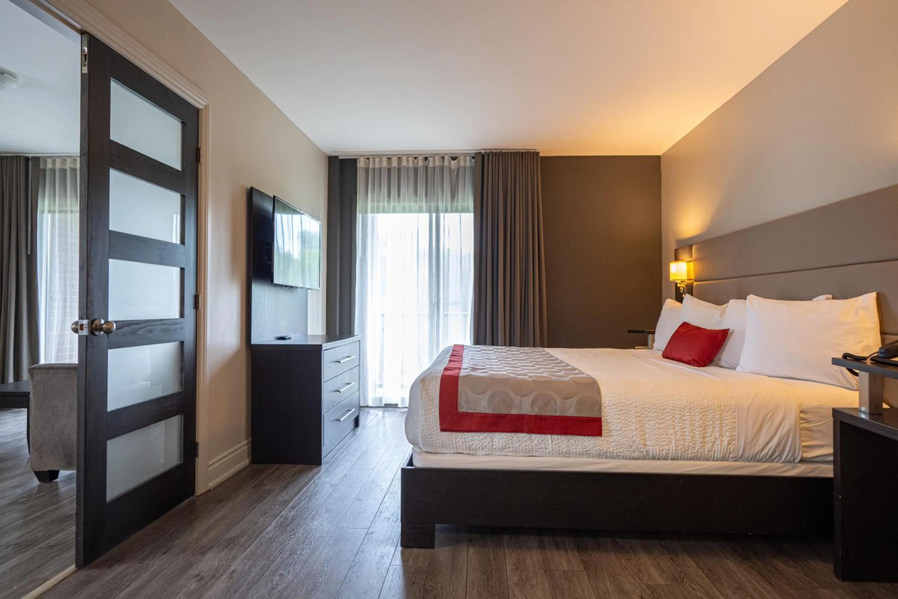Bedroom, Bed in Ramada by Wyndham Ottawa On The Rideau