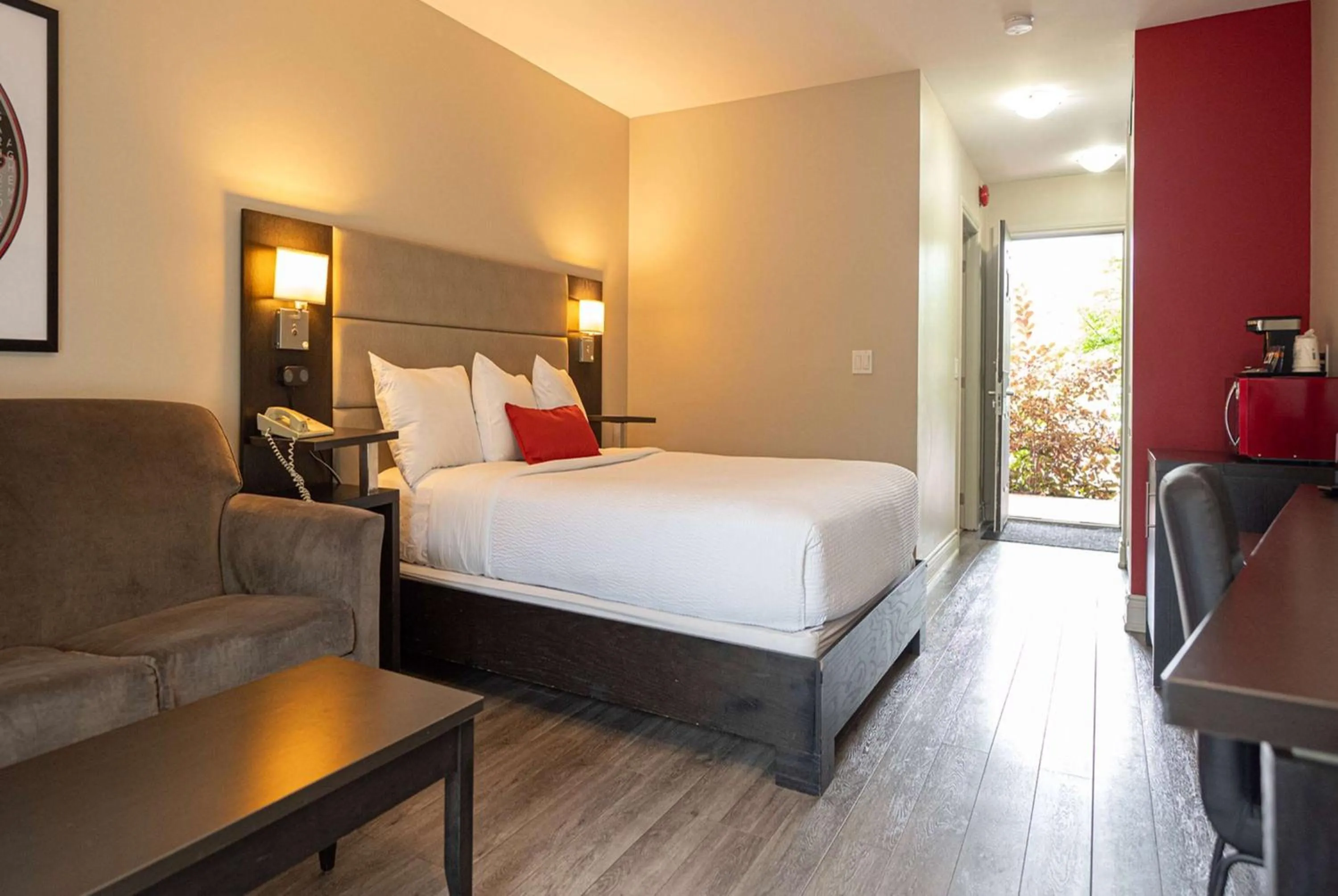 Photo of the whole room, Bed in Ramada by Wyndham Ottawa On The Rideau