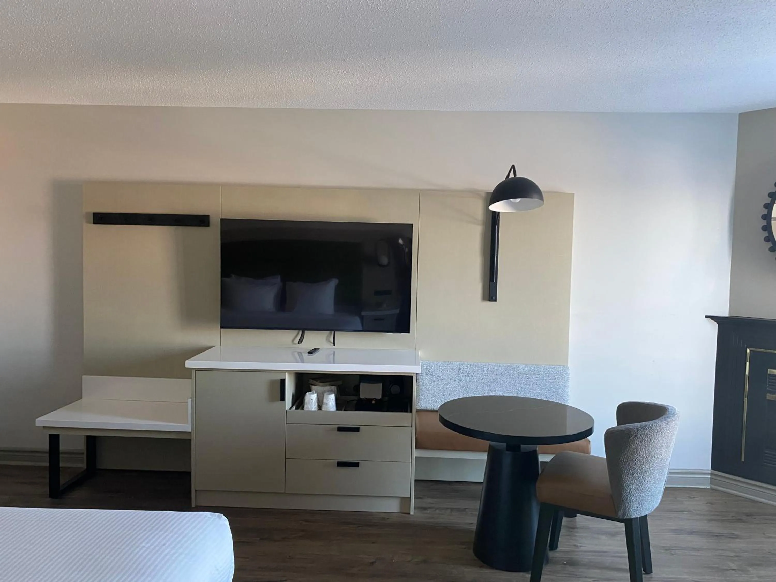 Coffee/tea facilities, Bed in Ramada Plaza by Wyndham Gatineau/Manoir du Casino