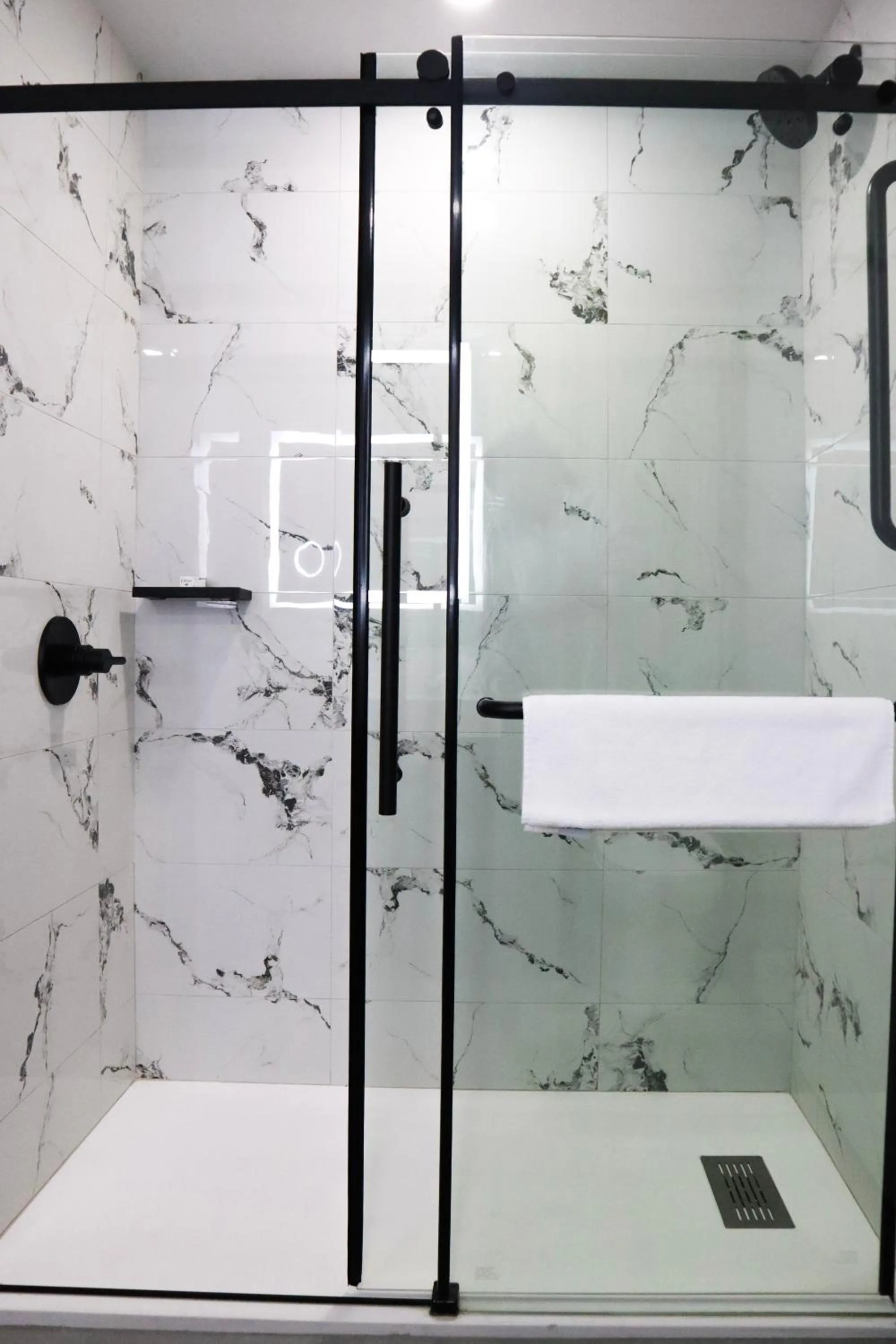 Shower in Ramada Plaza by Wyndham Gatineau/Manoir du Casino