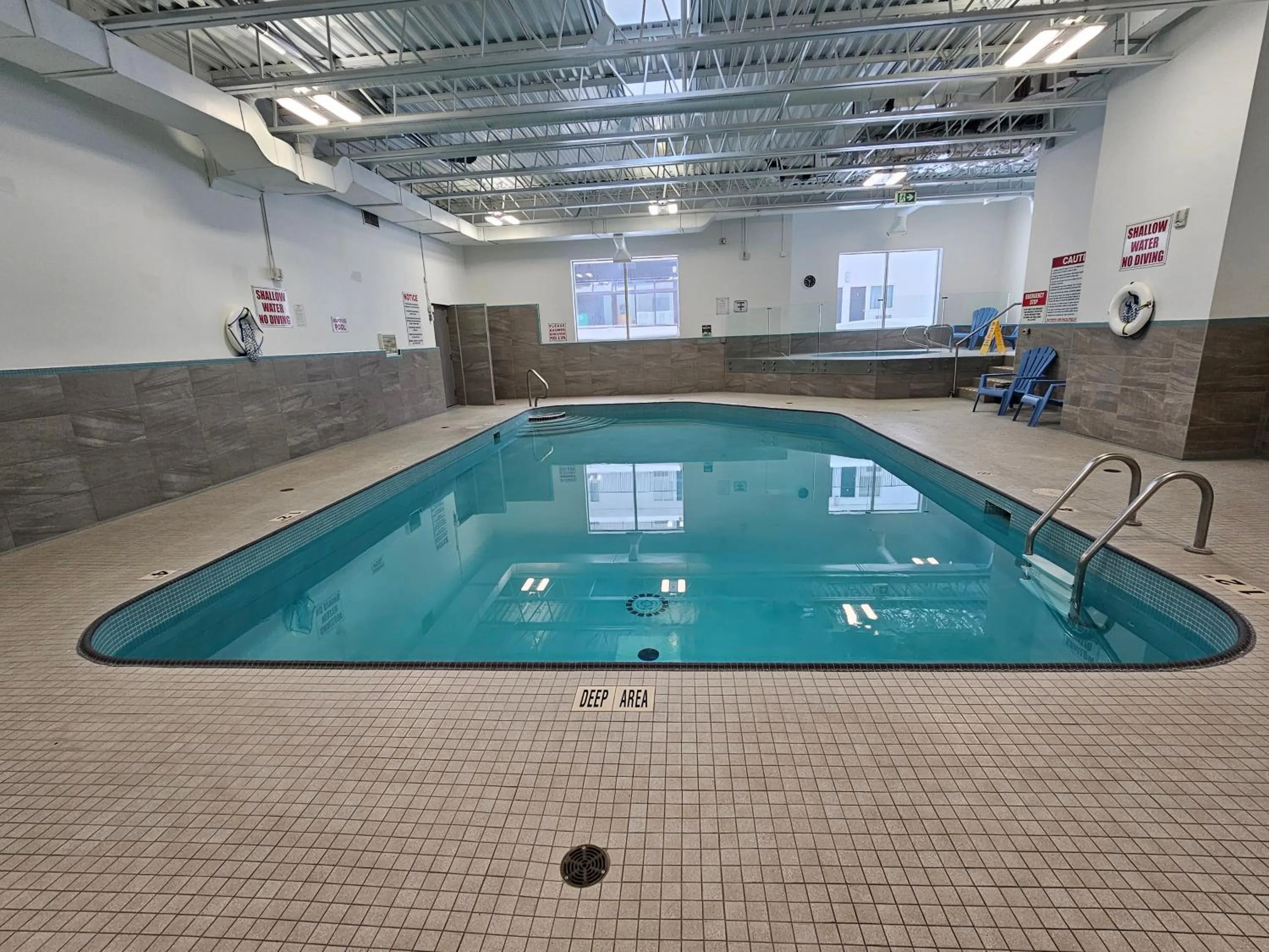 Swimming pool in Vittoria Hotel & Suites