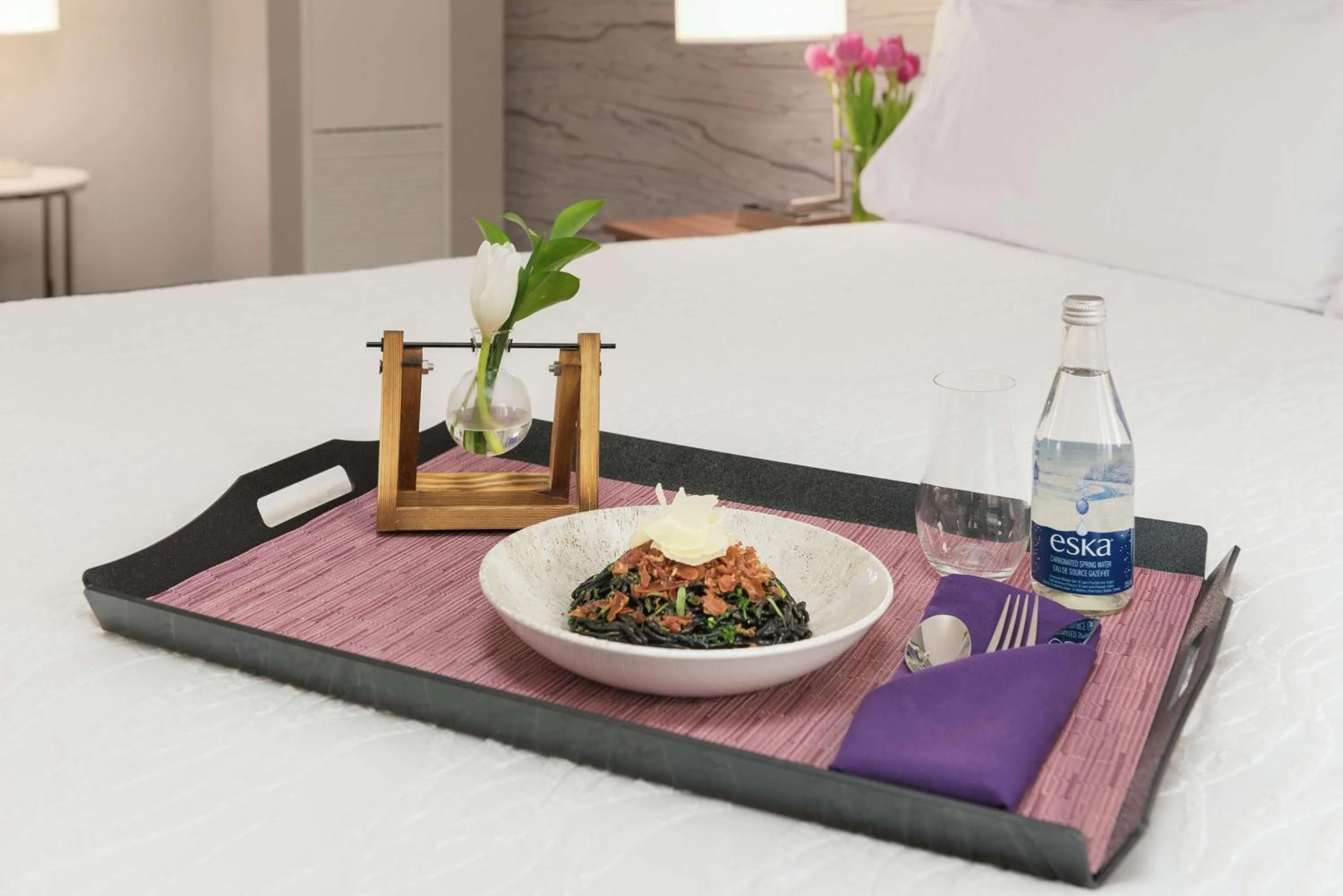 Dining area in Hilton Garden Inn Ottawa Downtown