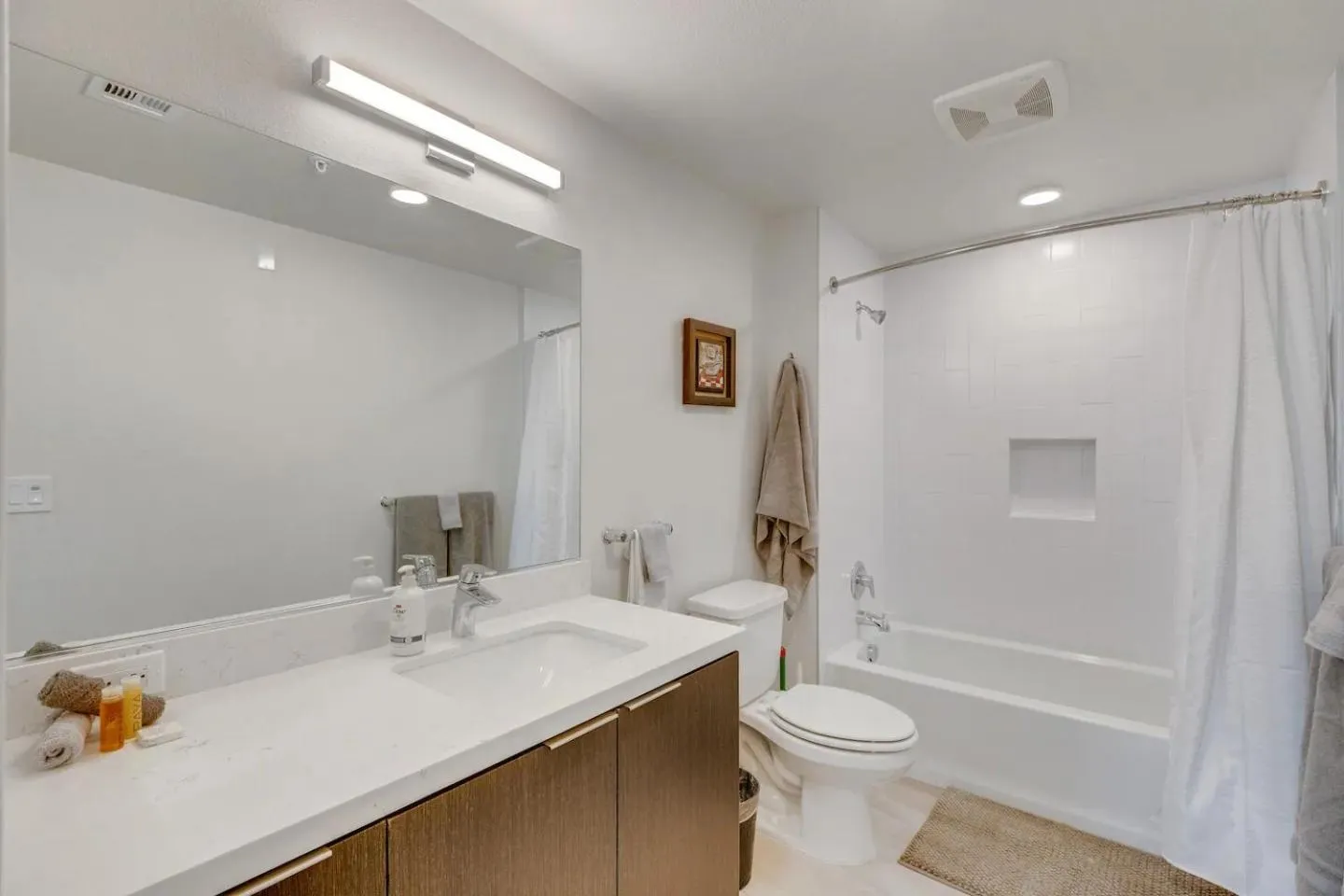 Bathroom in Apart Hotel near Dodgers Stadium