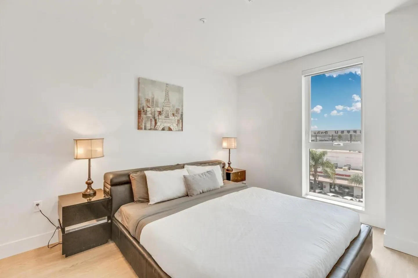 Bed in Apart Hotel near Dodgers Stadium