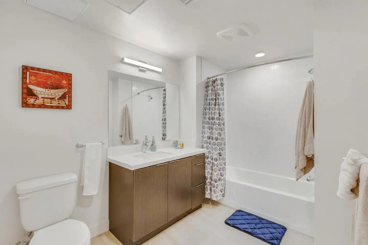 Bathroom in Apart Hotel near Dodgers Stadium