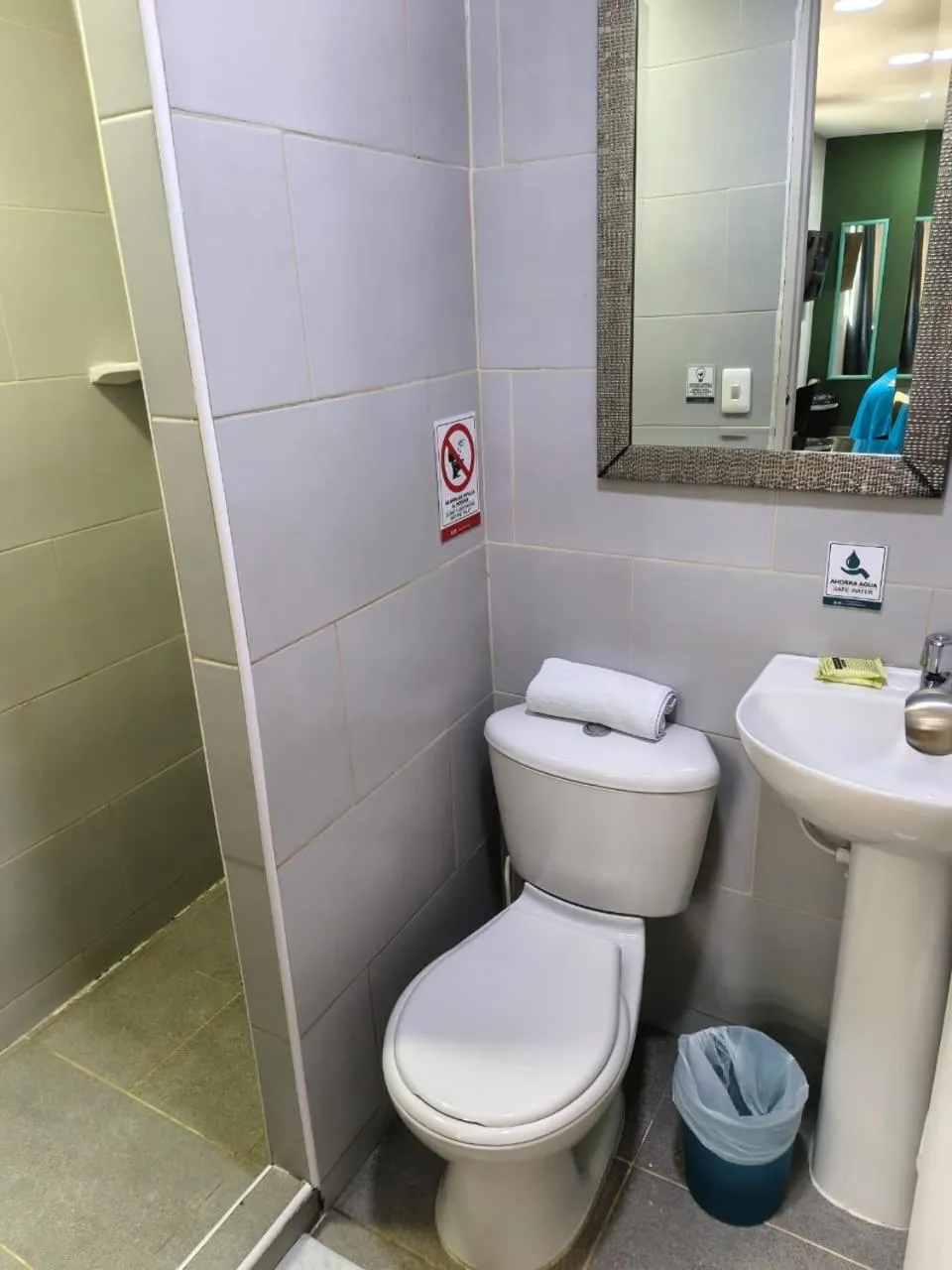 Bathroom in Poblado Park Guest House