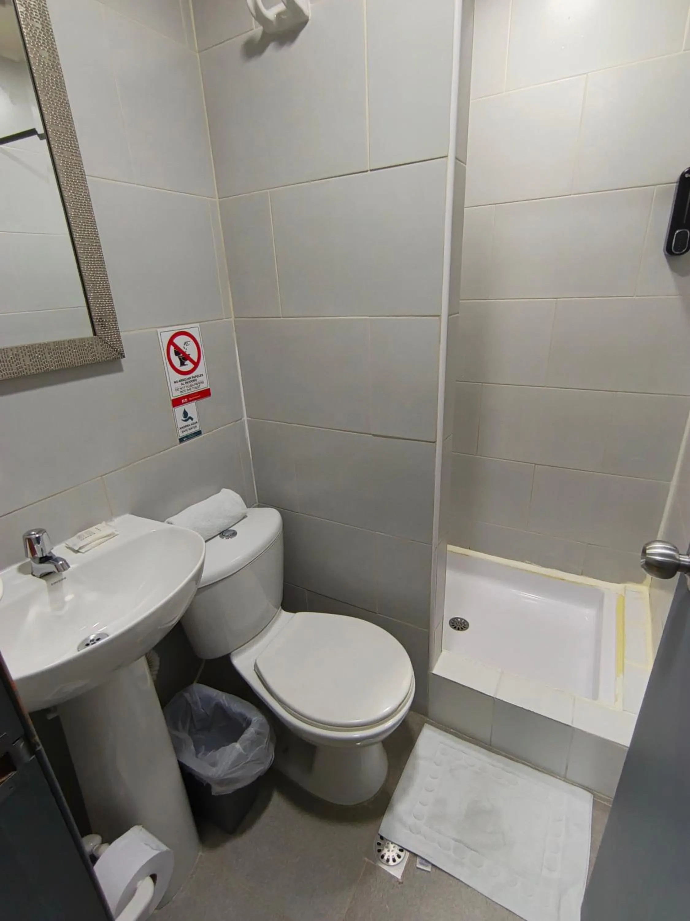 Toilet in Poblado Park Guest House