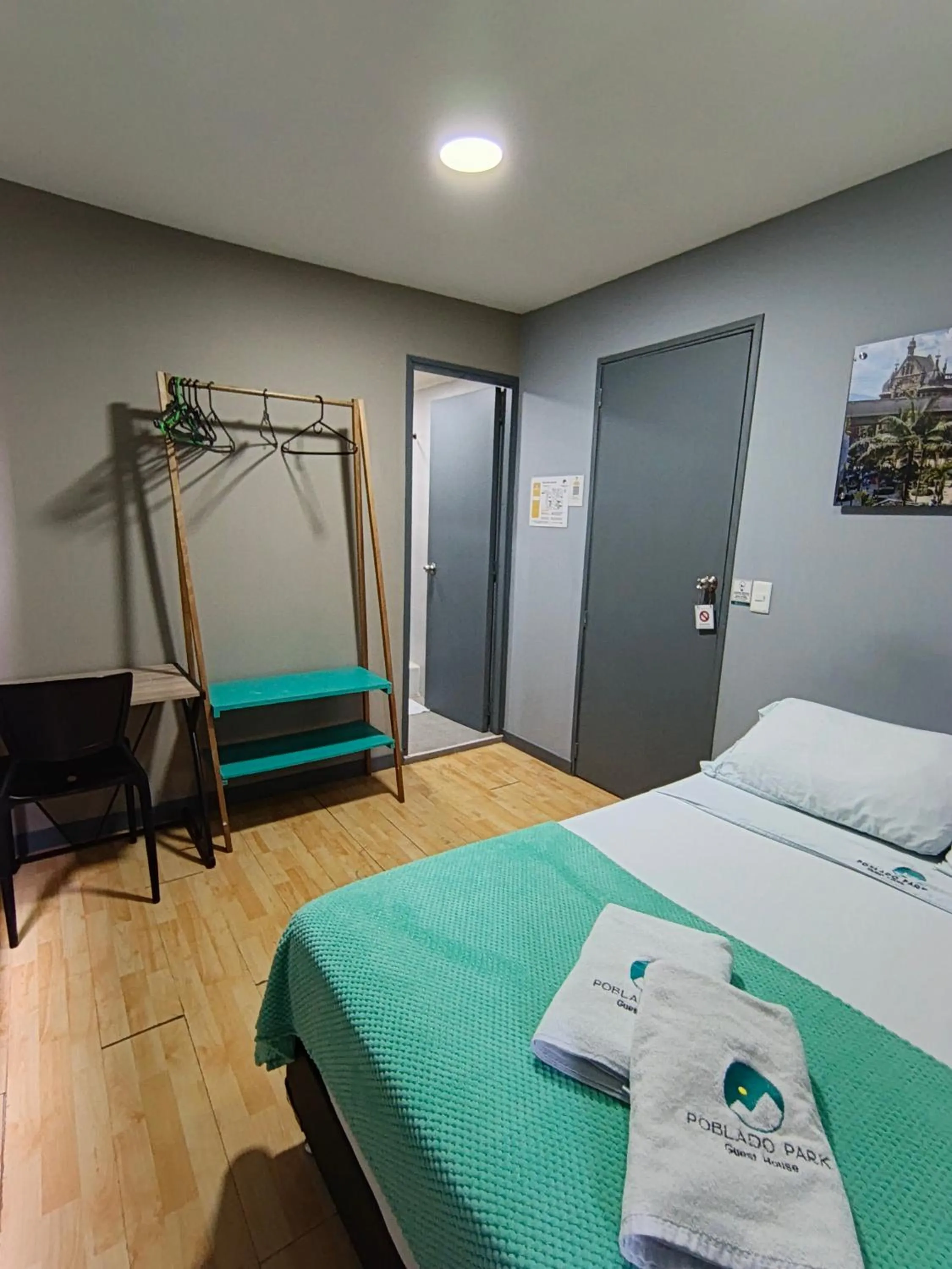 Bedroom, Bed in Poblado Park Guest House