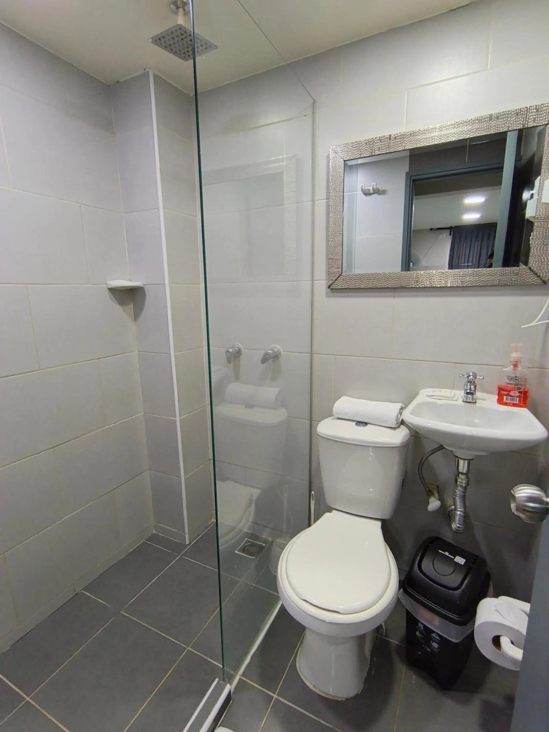 Toilet in Poblado Park Guest House