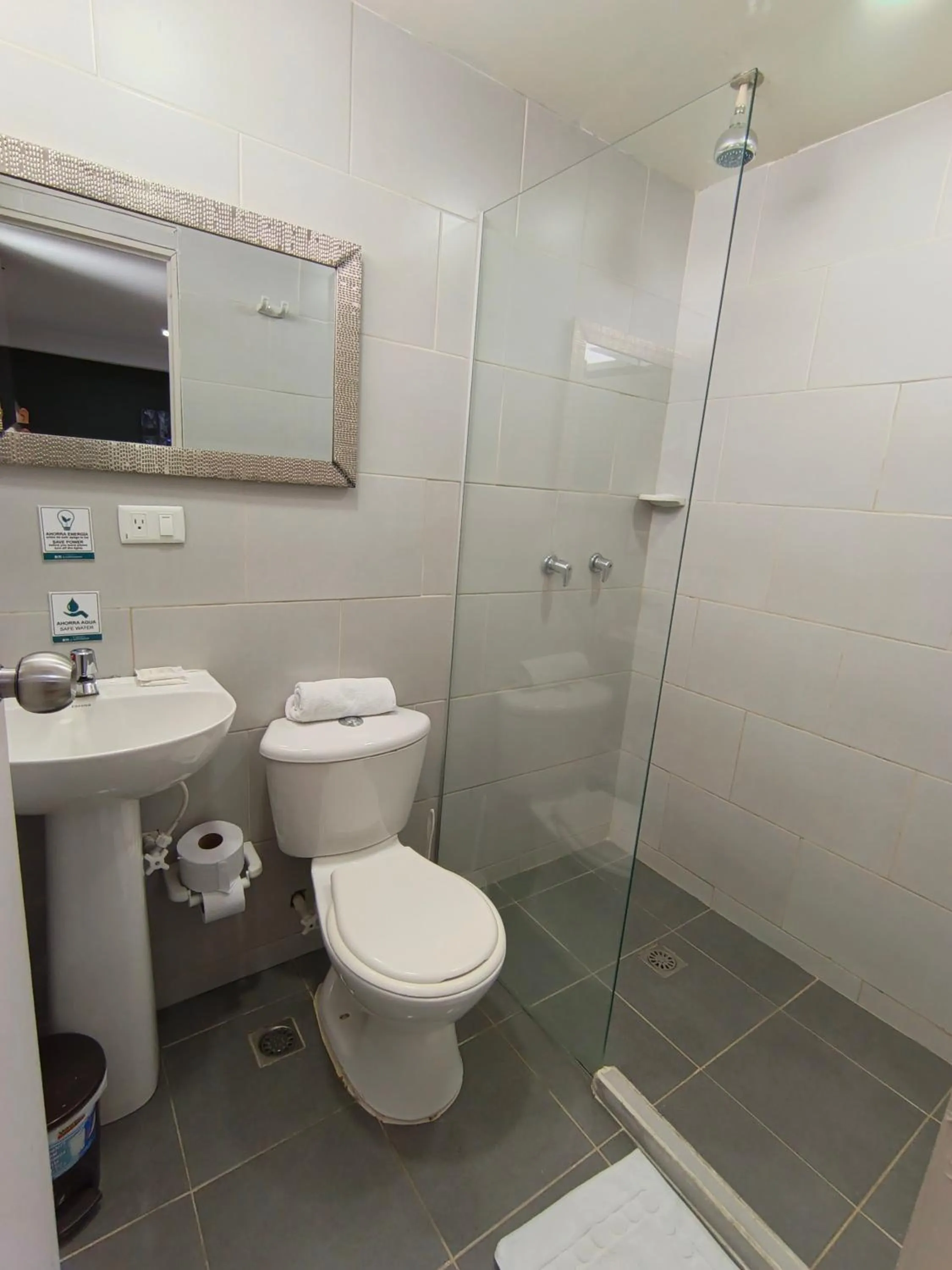 Toilet in Poblado Park Guest House