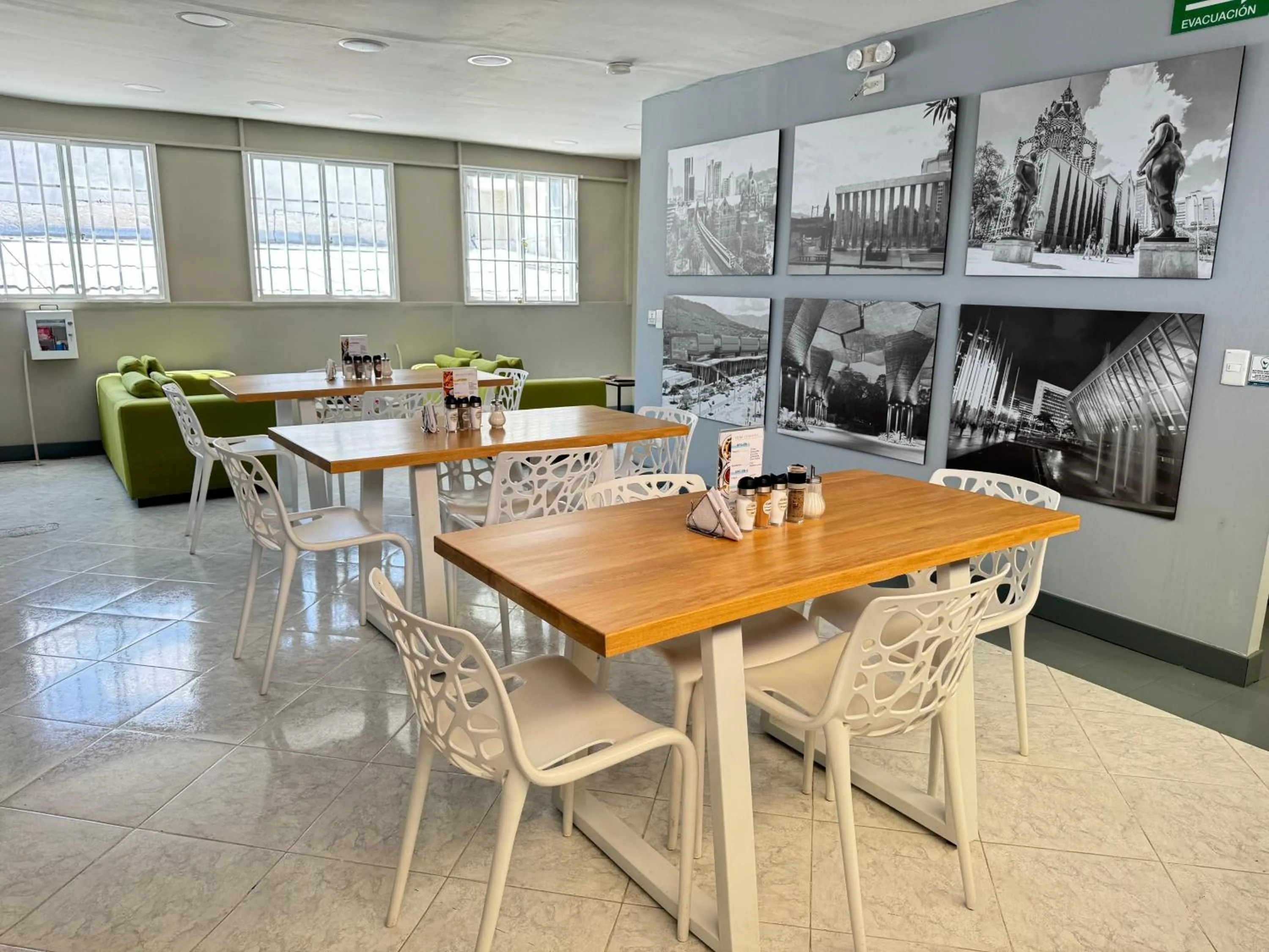 Seating area in Poblado Park Guest House