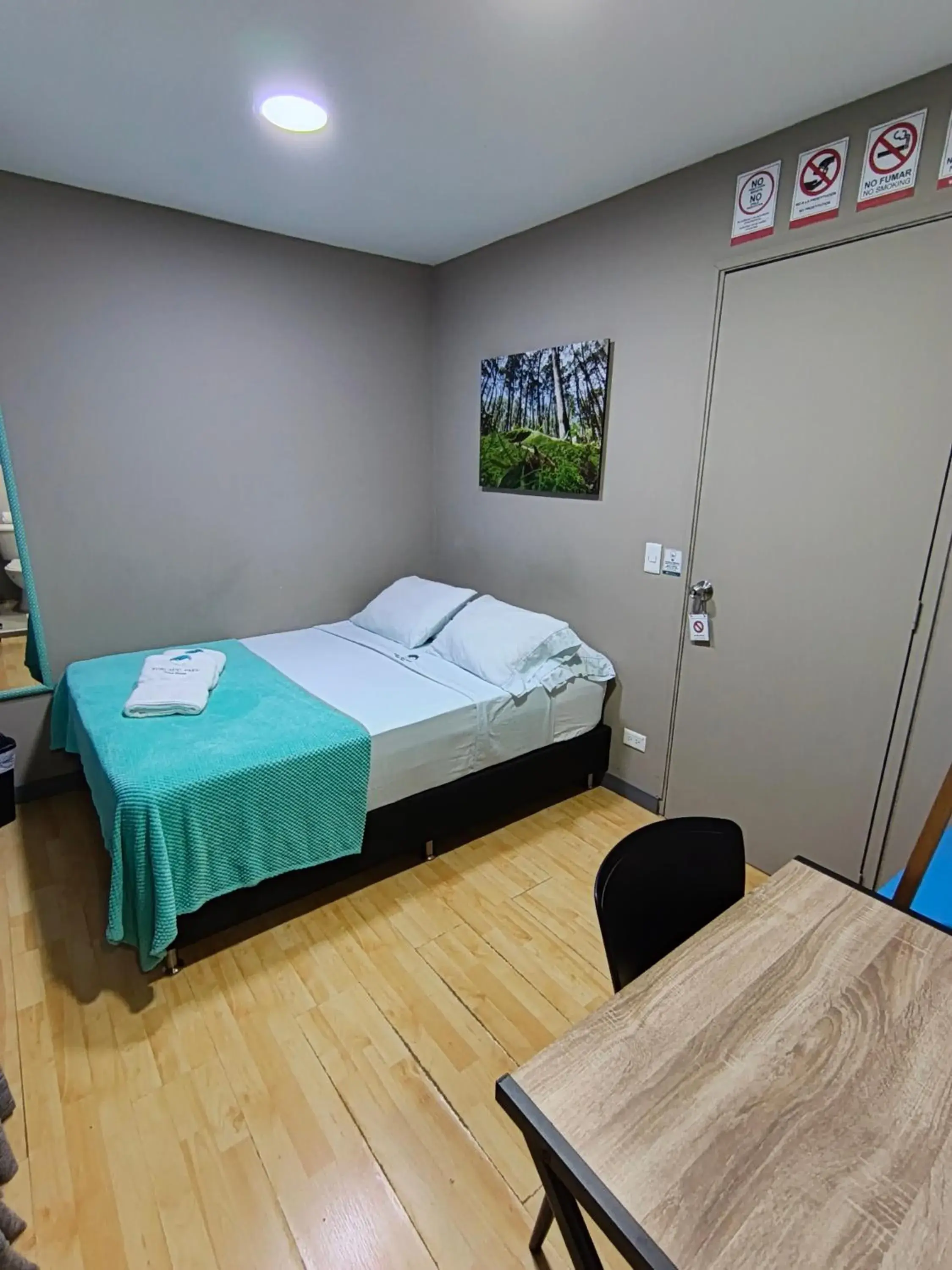 Double Room with Private Bathroom - single occupancy in Poblado Park Guest House Double Room with Private Bathroom - single occupancy in Poblado Park Guest House