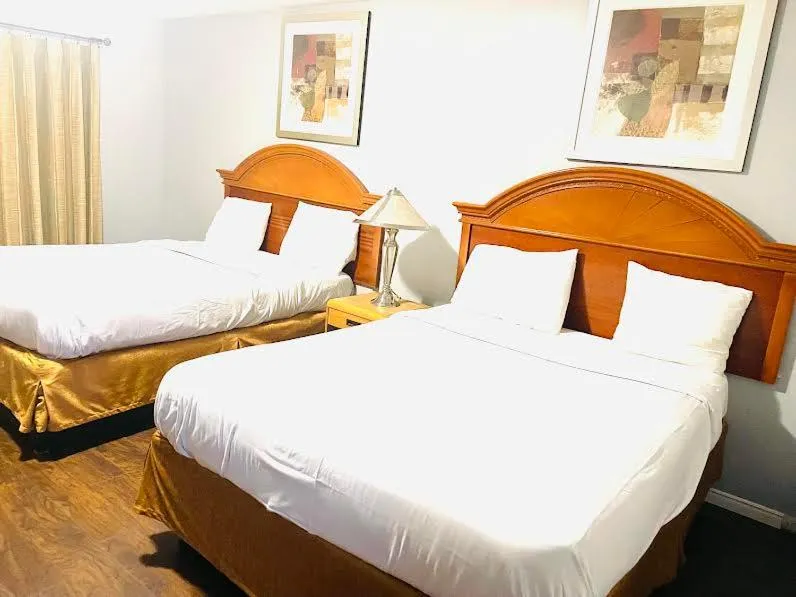 Bed in A1 Inn Niagara Falls