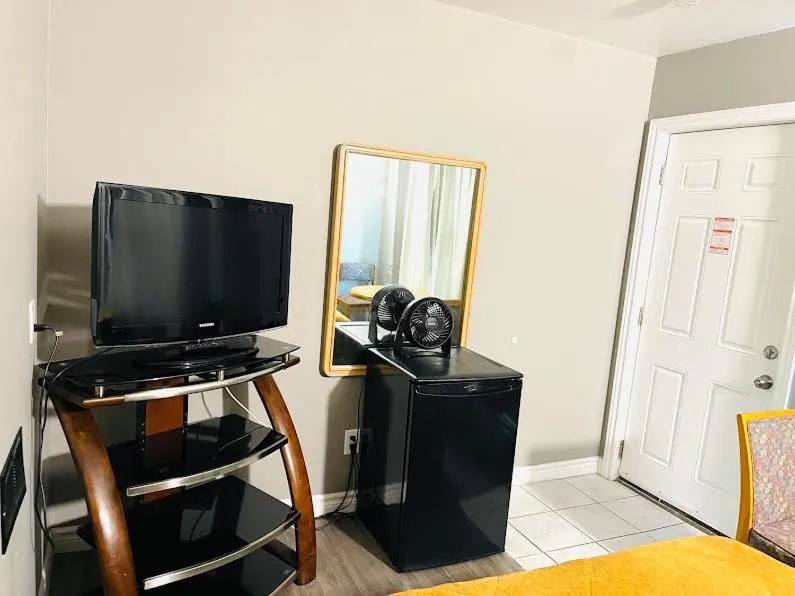 Bed in A1 Inn Niagara Falls