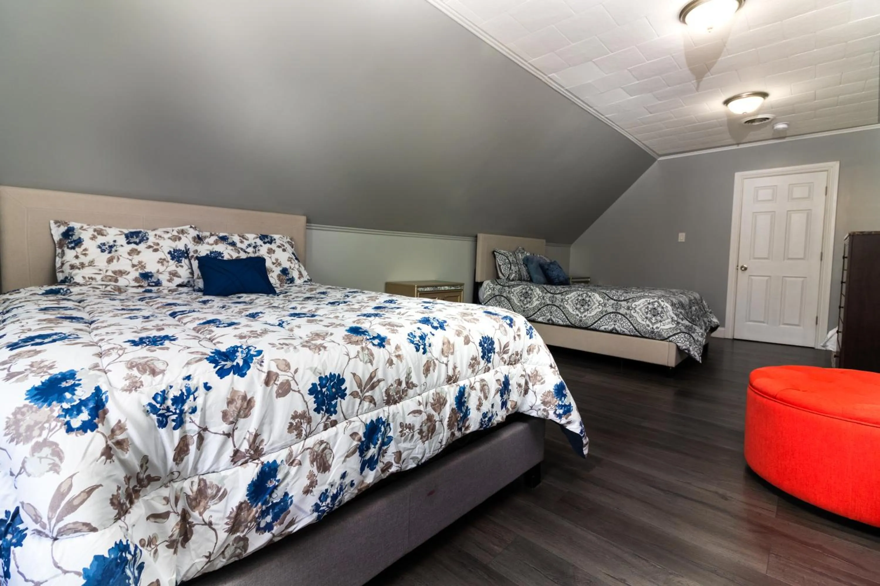 Bed in The Wheel of Fortune Duplex- 8BR Free Parking, Minutes From Falls & Casino