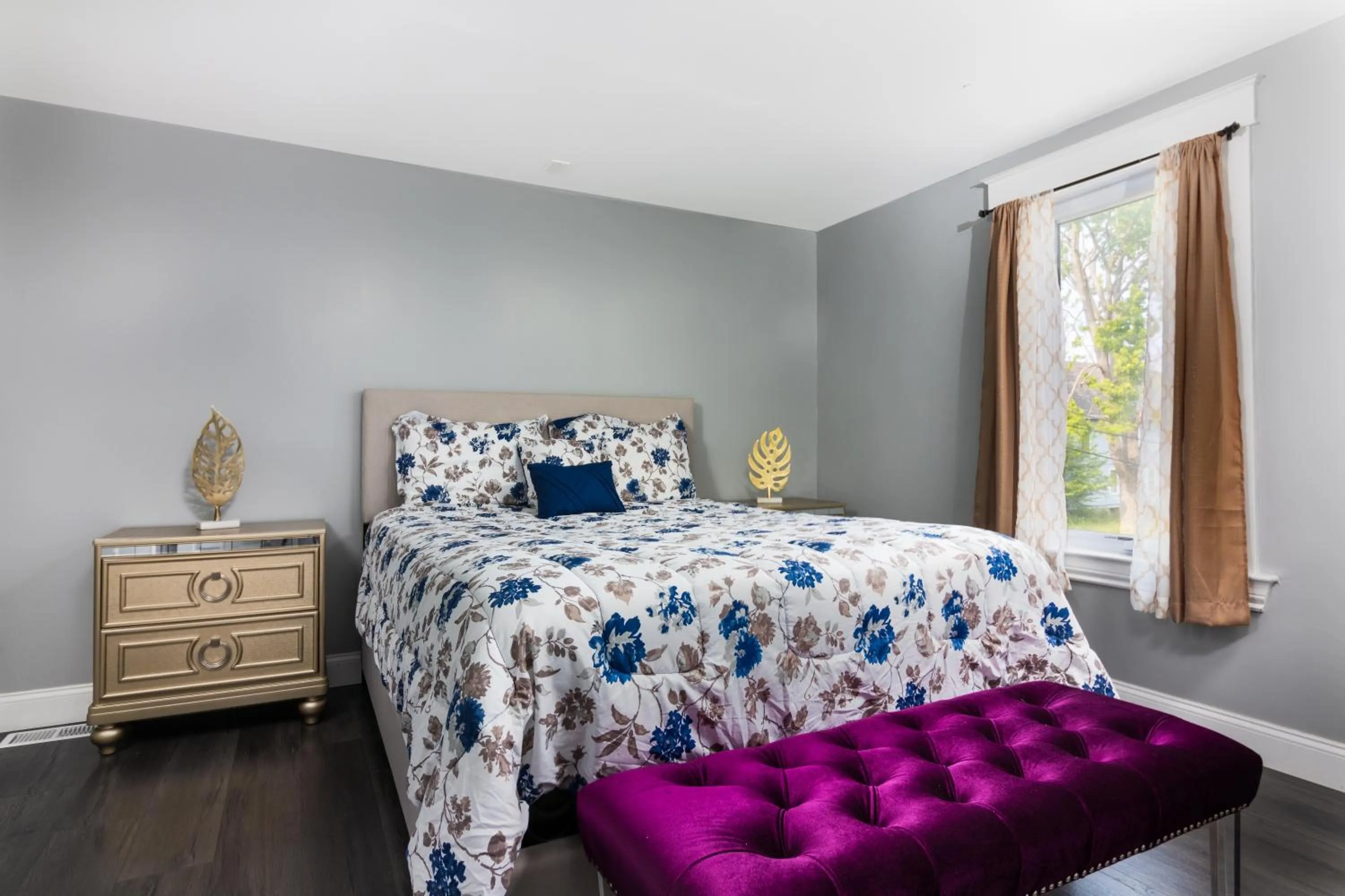 Bed in The Wheel of Fortune Duplex- 8BR Free Parking, Minutes From Falls & Casino