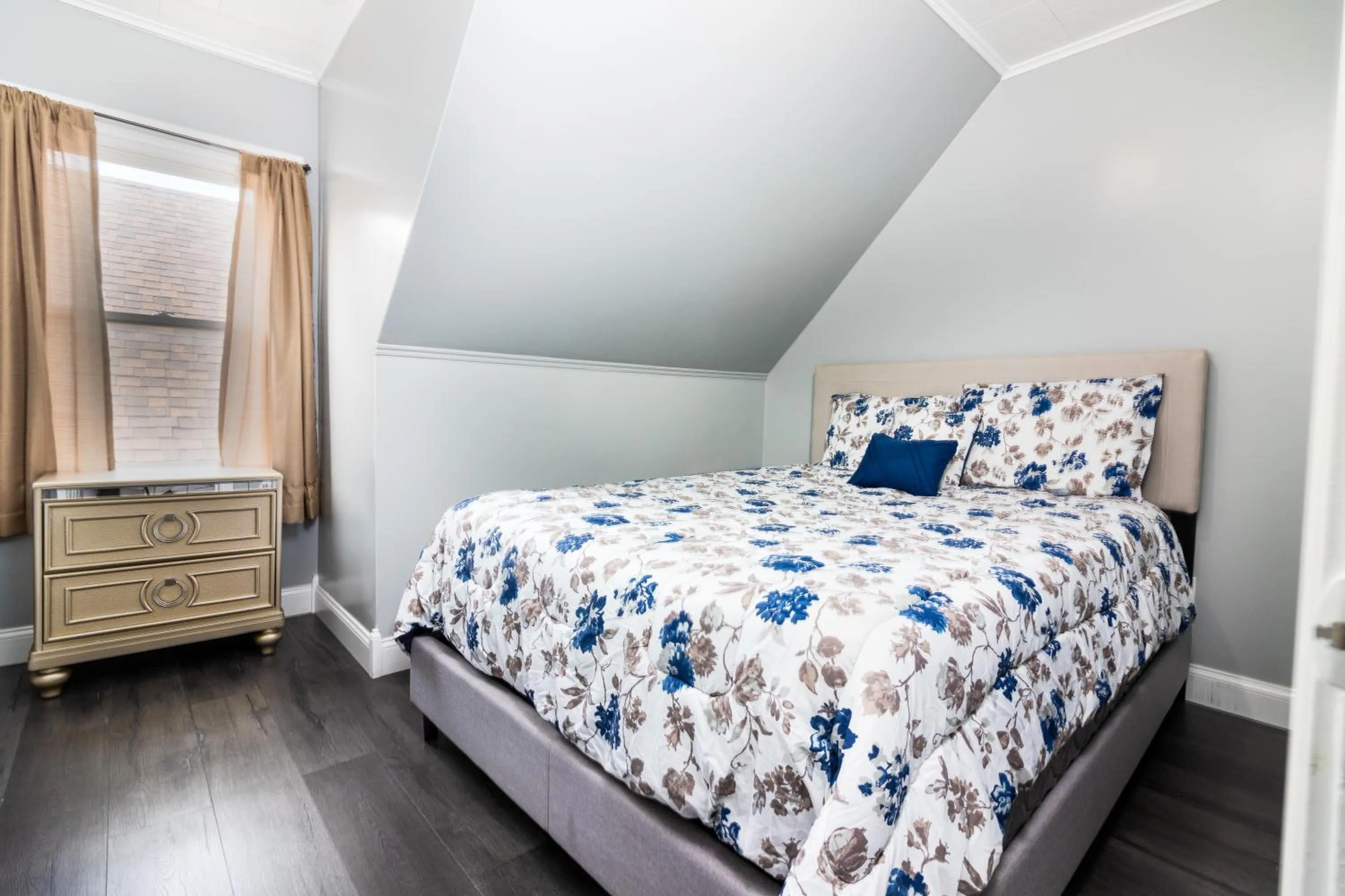 Bed in The Wheel of Fortune Duplex- 8BR Free Parking, Minutes From Falls & Casino