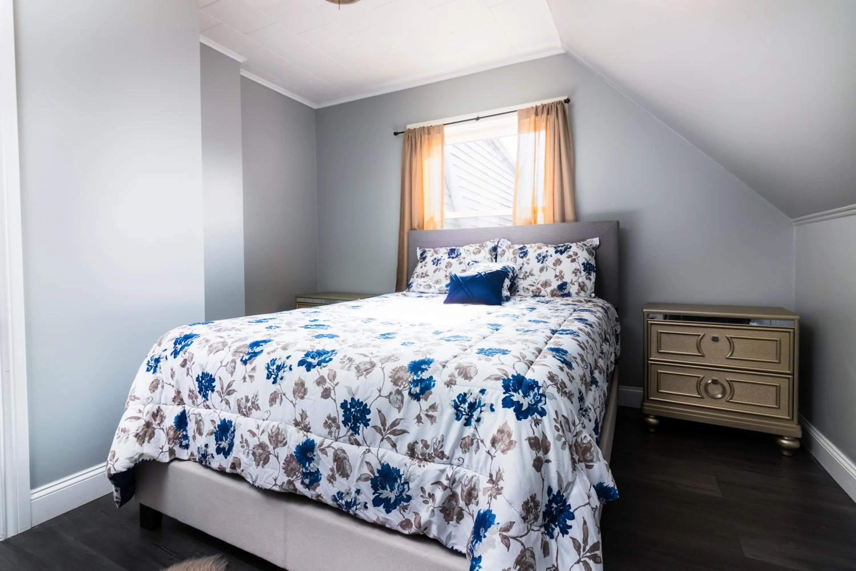 Bed in The Wheel of Fortune Duplex- 8BR Free Parking, Minutes From Falls & Casino