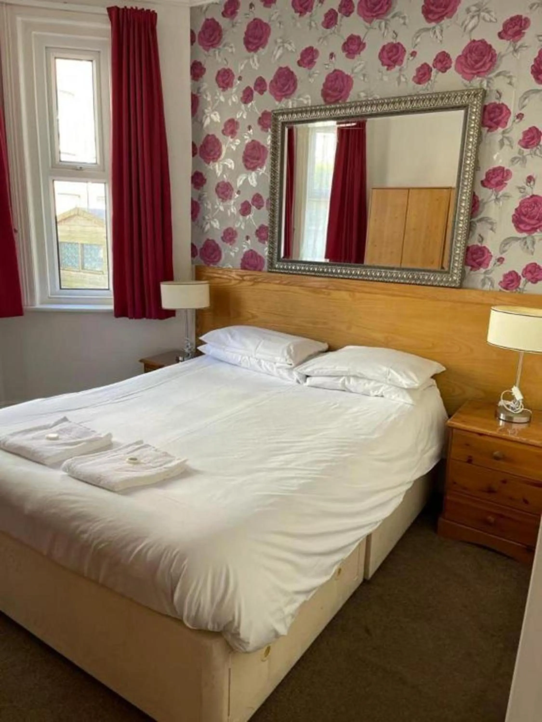 Bedroom, Bed in OYO The Lodge Bournemouth