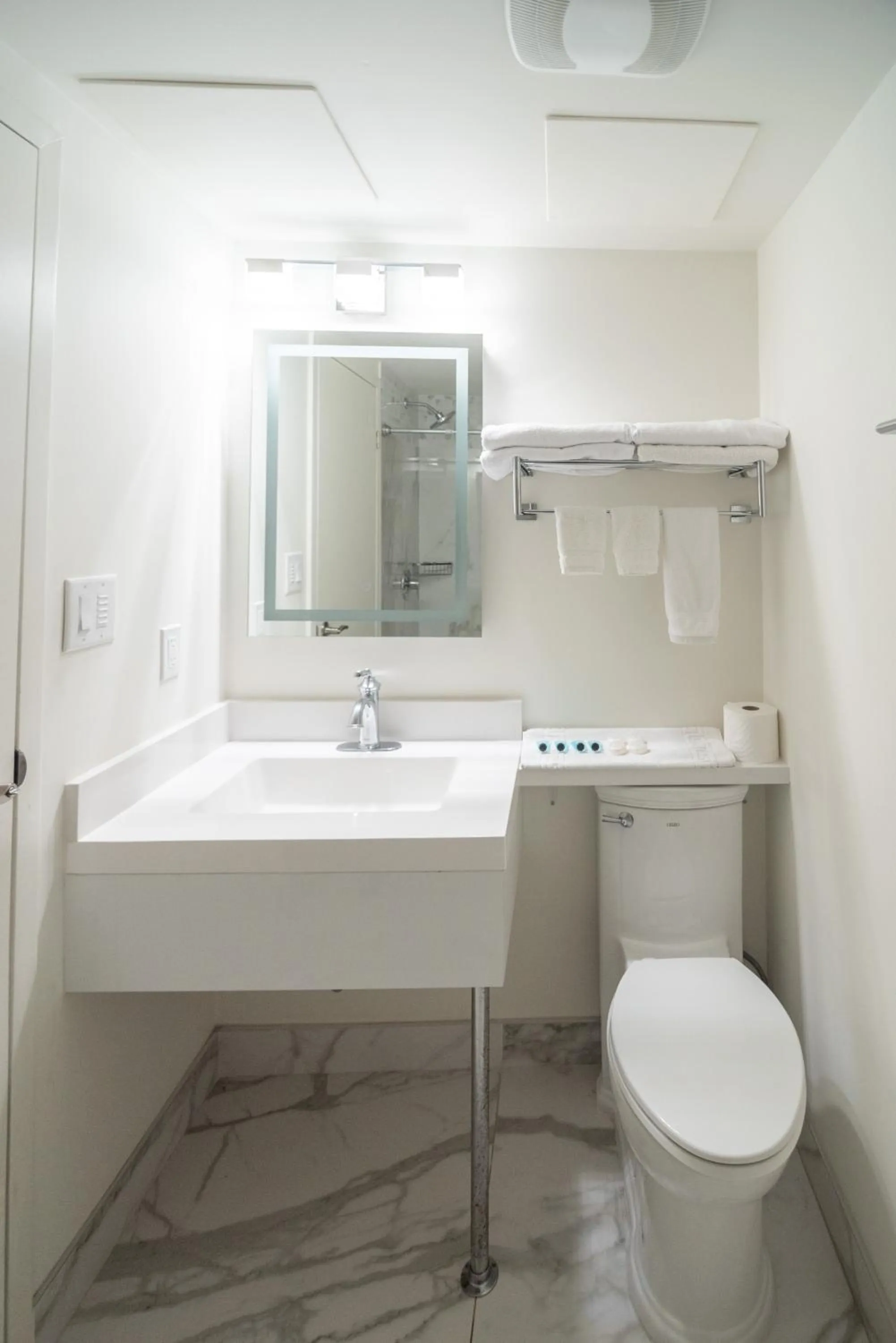 Bathroom in Diplomat Inn