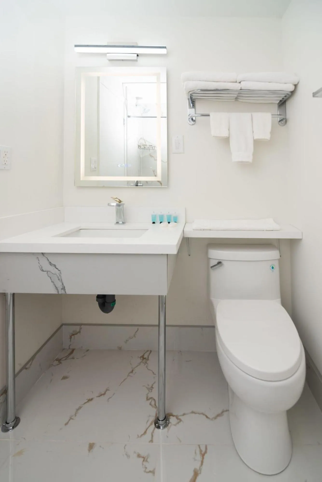 Toilet in Diplomat Inn