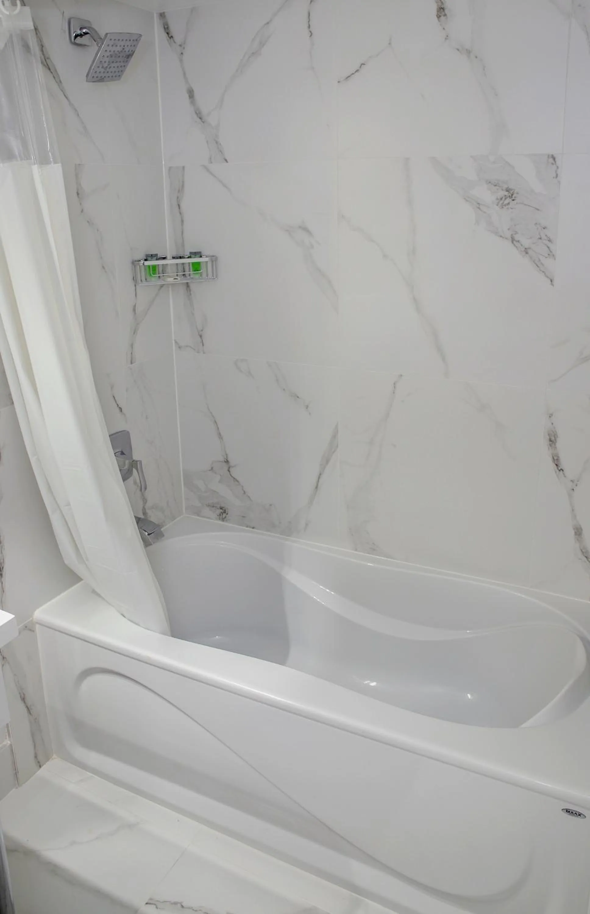 Shower in Diplomat Inn