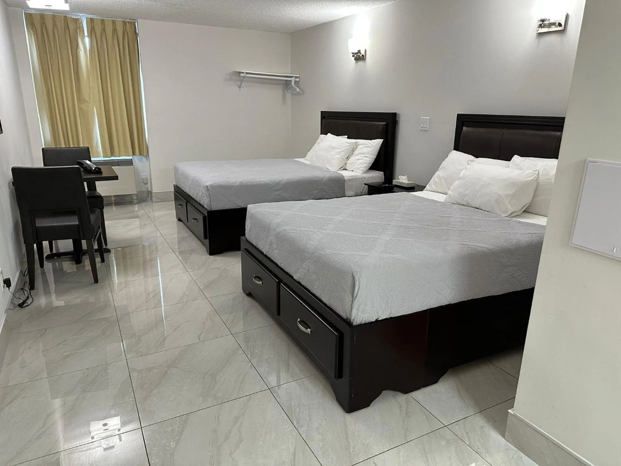 Bedroom, Bed in Diplomat Inn